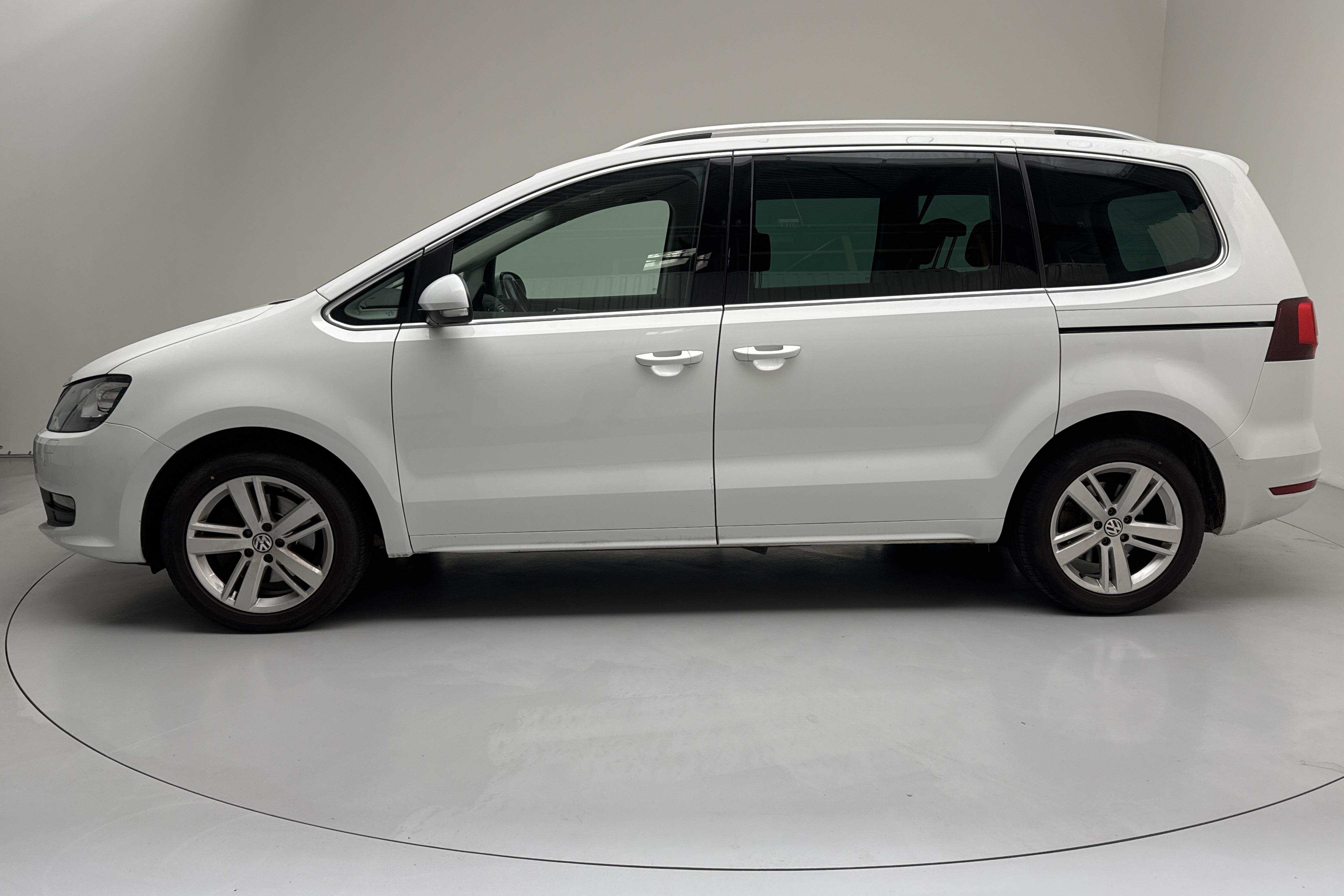 VW Sharan 2.0 TDI (150hk) - 156 380 km - Automaatne - valge - 2017