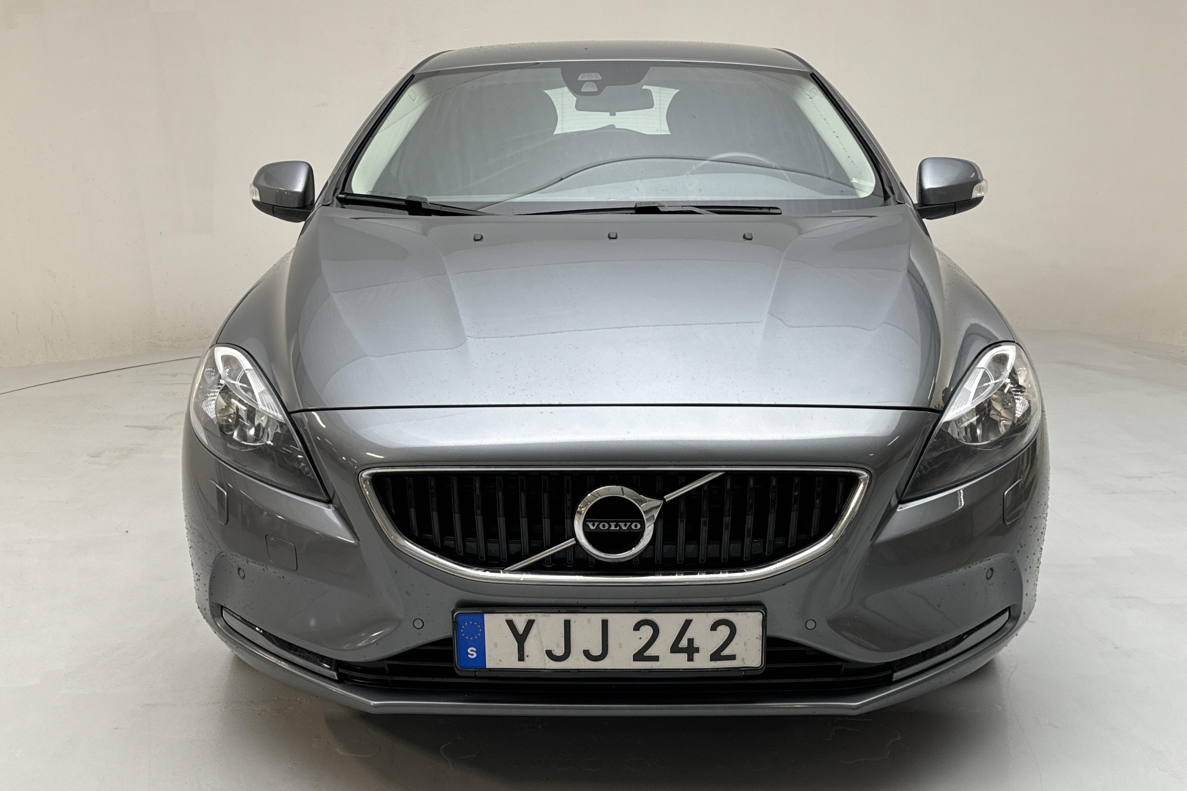 Volvo V40 D2 (120hk) - 11 315 mil - Automat - grå - 2017