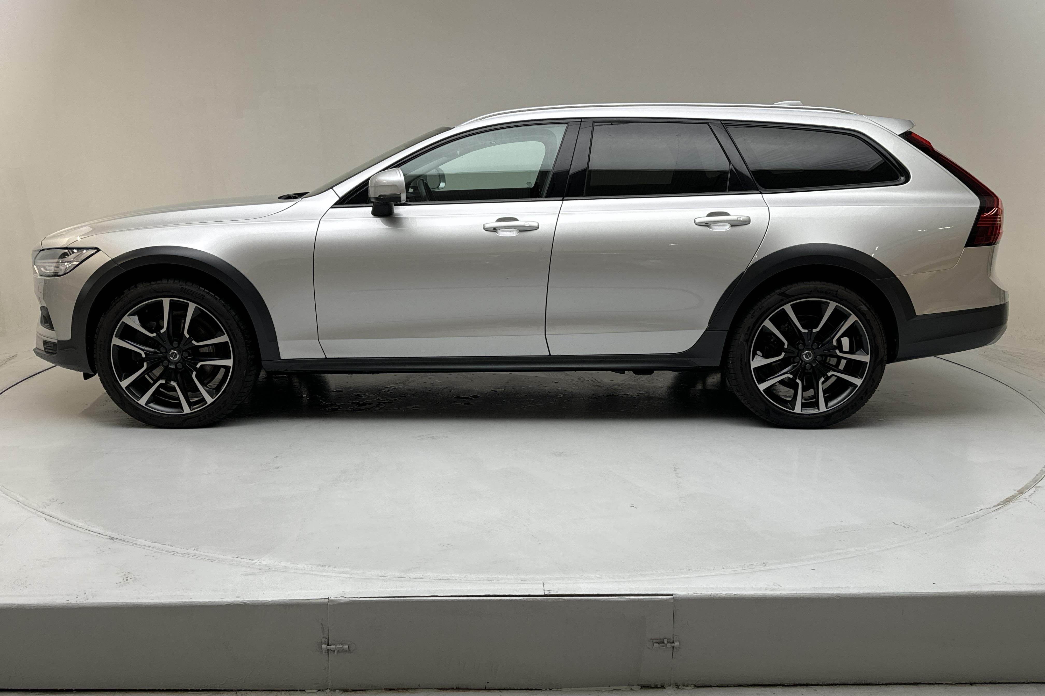 Volvo V90 B4 Cross Country AWD Mildhybrid, Diesel (197hk) - 99 930 km - Automatyczna - srebro - 2021