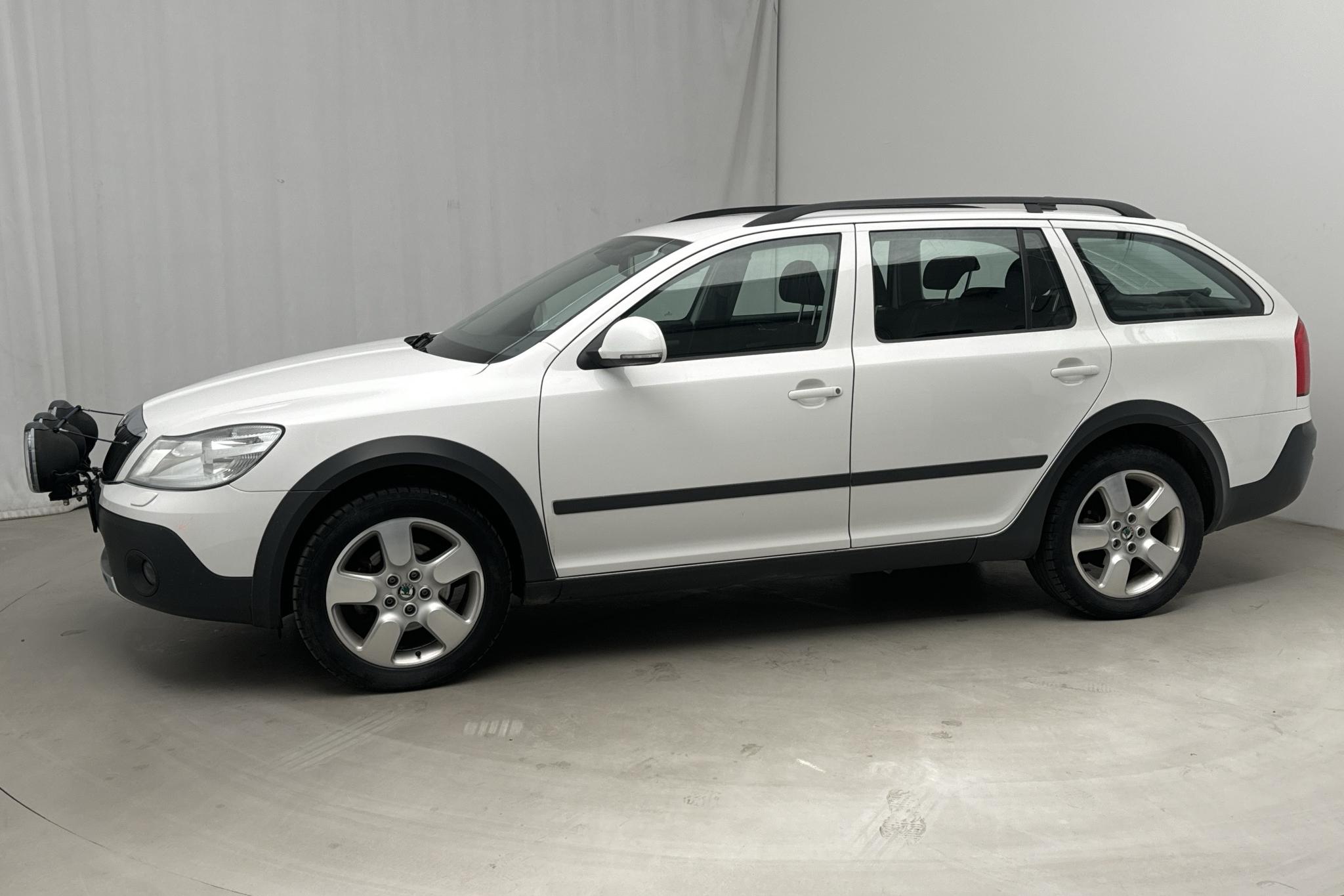 Skoda Octavia Scout II 2.0 TDI 4X4 (140hk) - 153 600 km - Manualna - biały - 2013