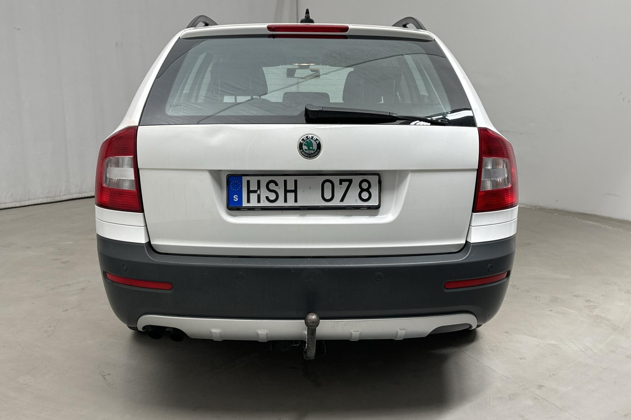 Skoda Octavia Scout II 2.0 TDI 4X4 (140hk) - 153 600 km - Manuaalinen - valkoinen - 2013