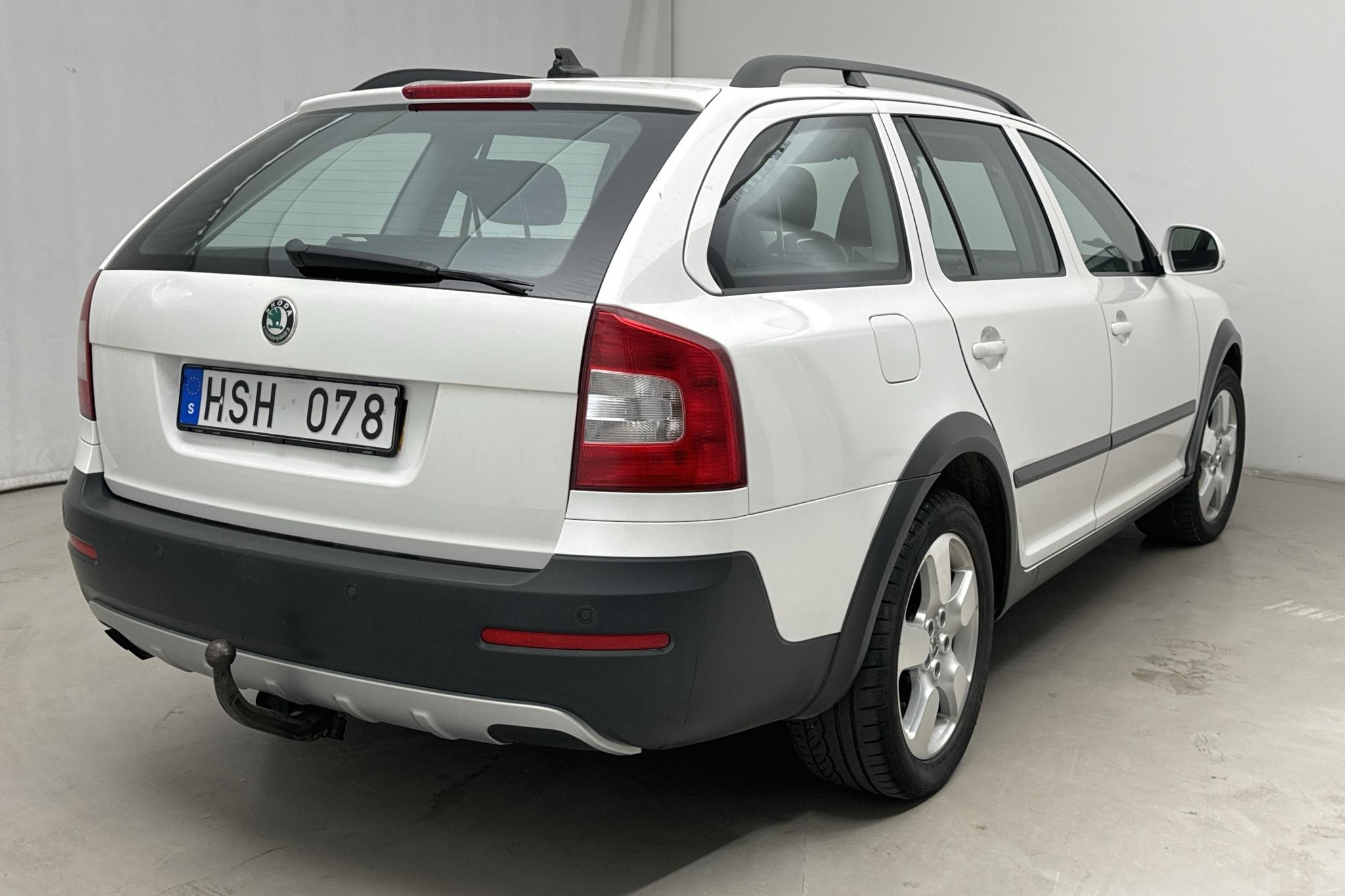 Skoda Octavia Scout II 2.0 TDI 4X4 (140hk) - 153 600 km - Manuaalinen - valkoinen - 2013