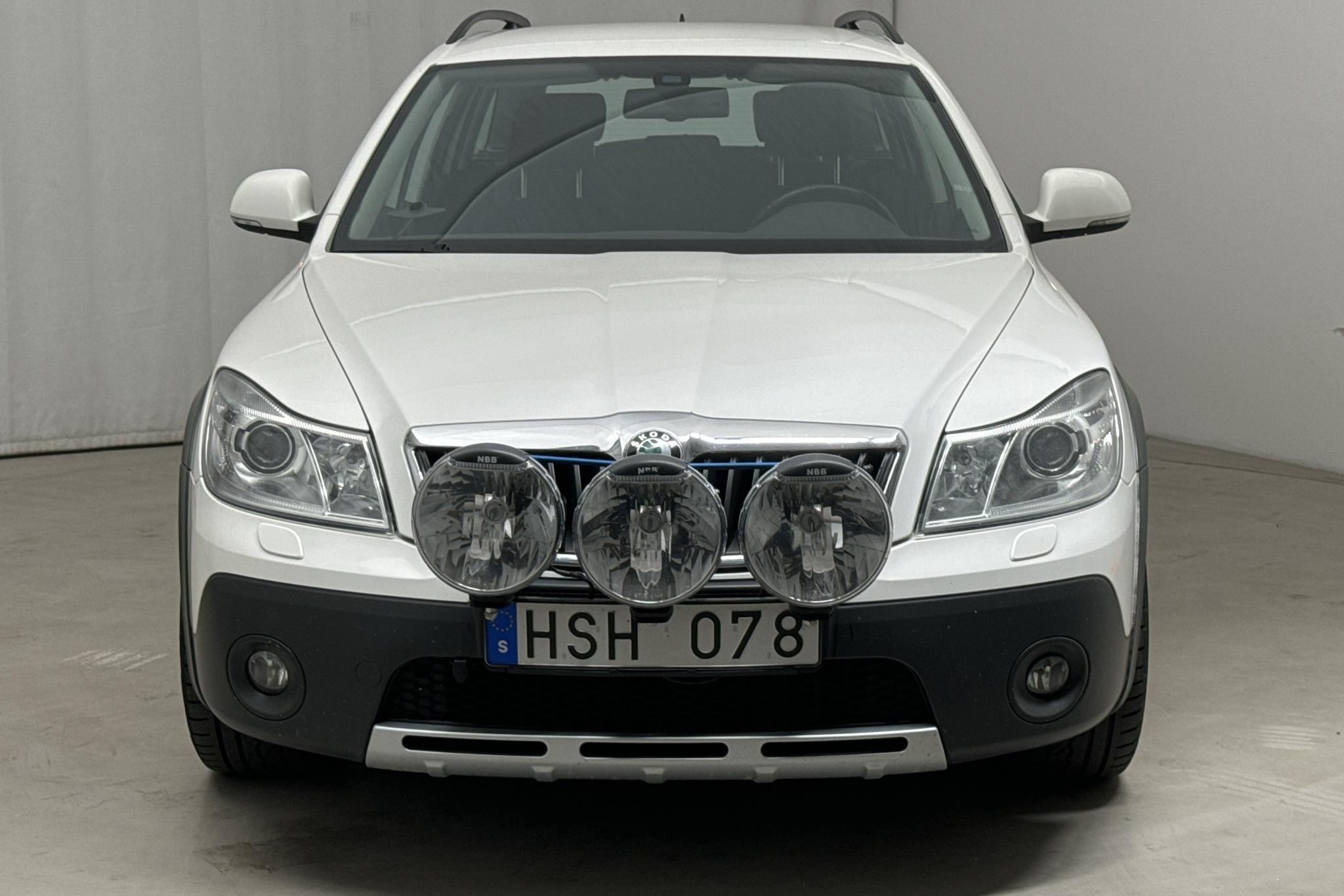 Skoda Octavia Scout II 2.0 TDI 4X4 (140hk) - 153 600 km - Käsitsi - valge - 2013