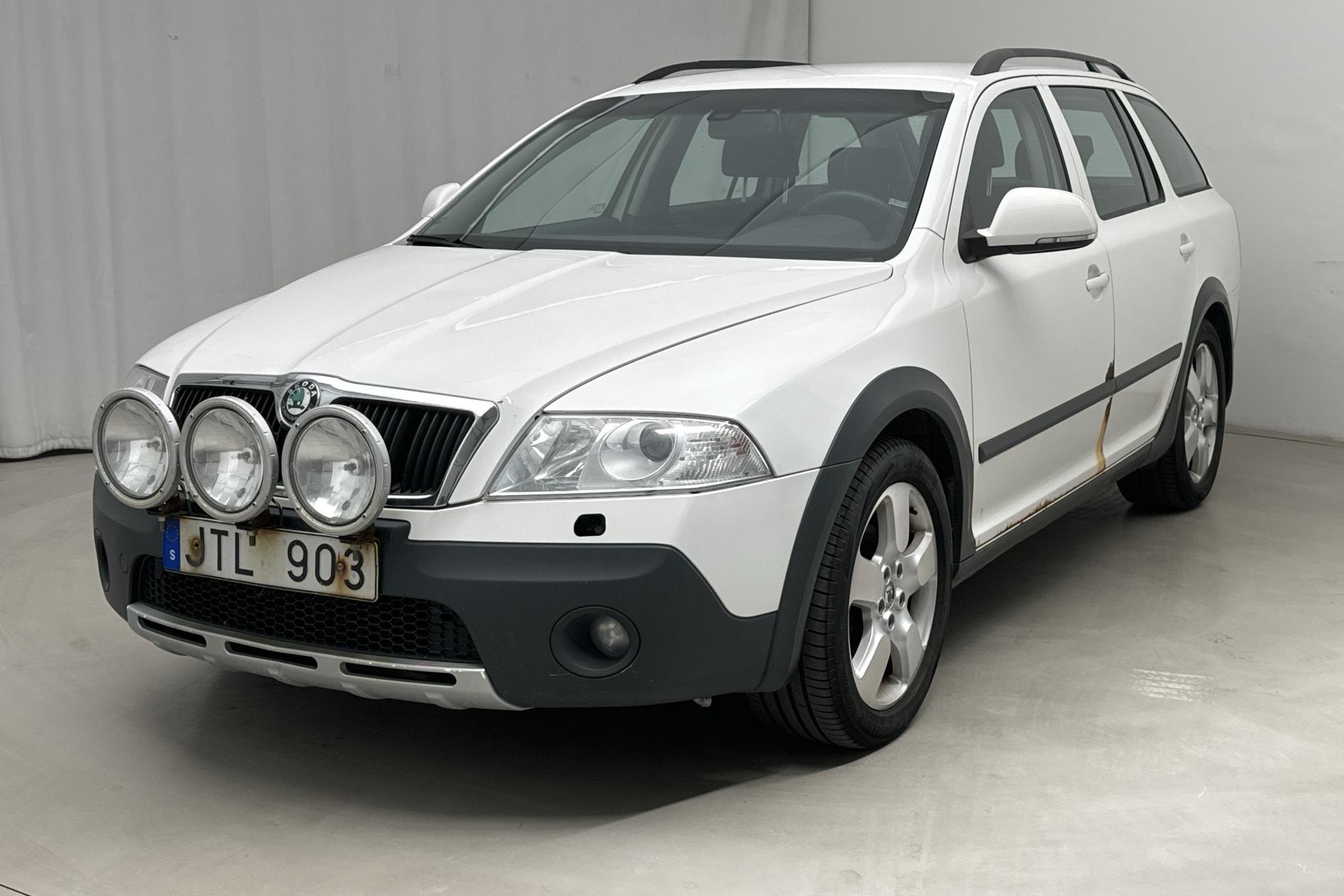 Skoda Octavia Scout I 2.0 TDI (140hk) - 224 570 km - Manuaalinen - valkoinen - 2009