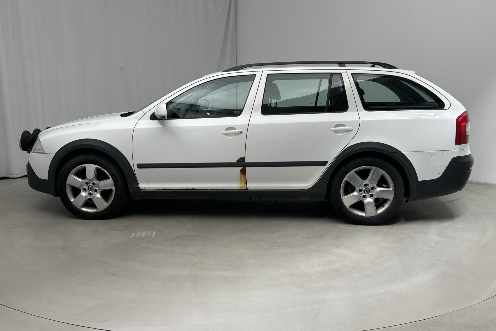 Skoda Octavia Scout I 2.0 TDI (140hk) - 224 570 km - Manuaalinen - valkoinen - 2009