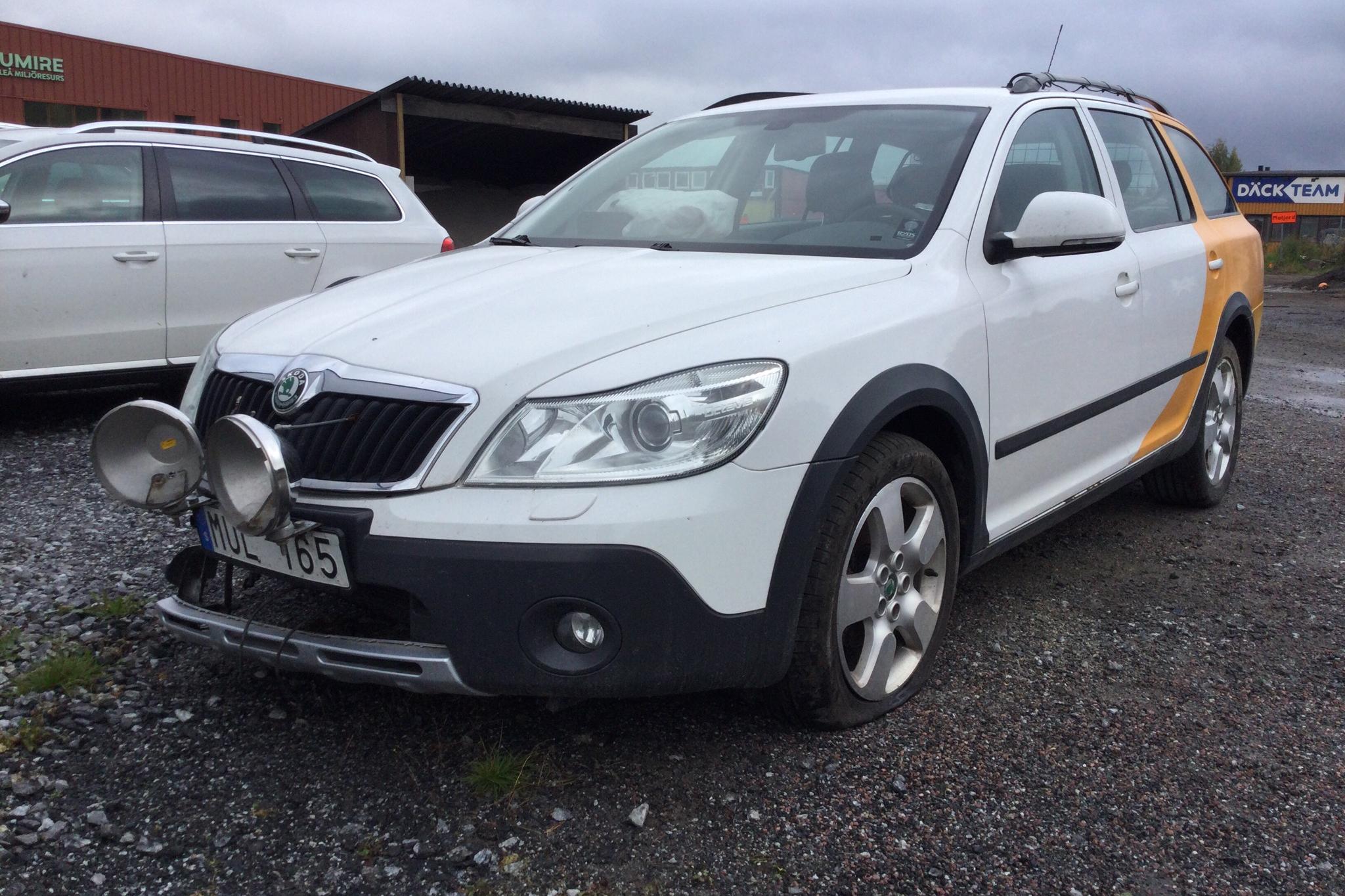 Skoda Octavia Scout II 2.0 TDI 4X4 (140hk) - 218 210 km - Manuaalinen - valkoinen - 2013