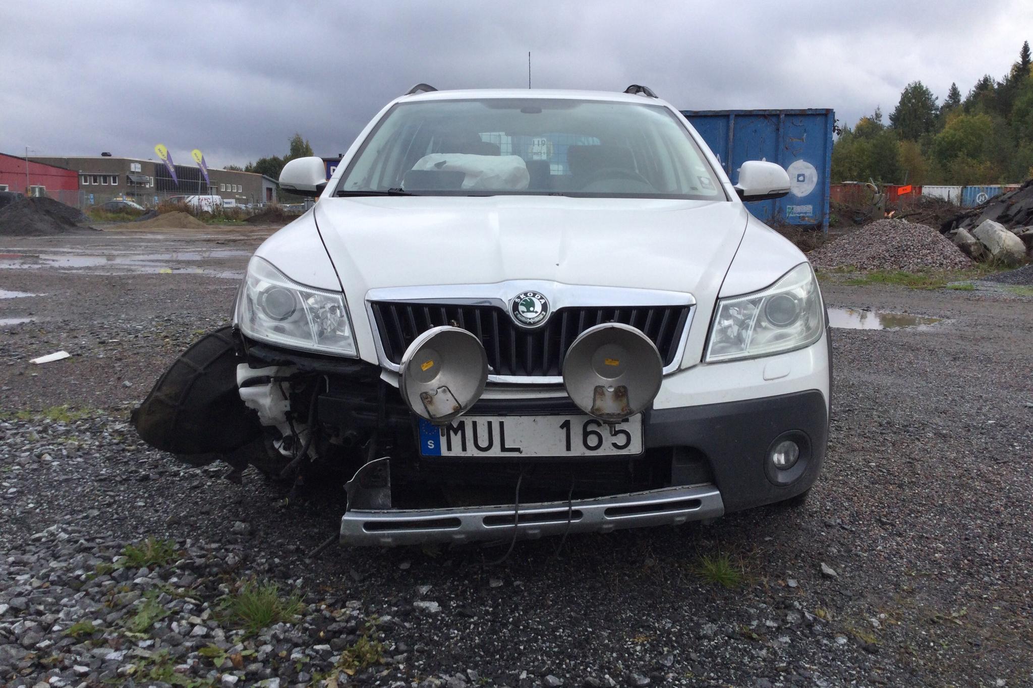 Skoda Octavia Scout II 2.0 TDI 4X4 (140hk) - 218 210 km - Manuaalinen - valkoinen - 2013