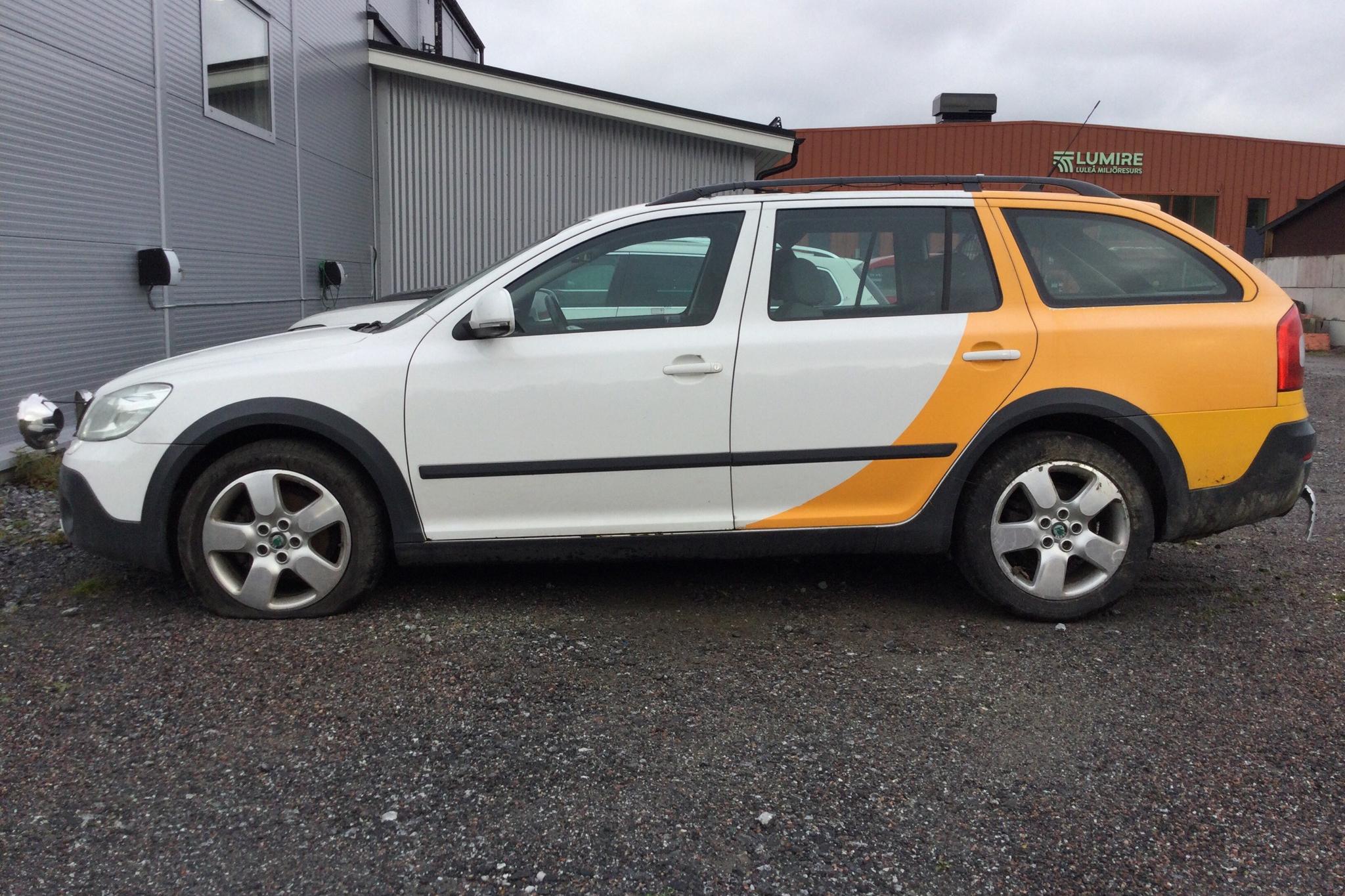 Skoda Octavia Scout II 2.0 TDI 4X4 (140hk) - 218 210 km - Käsitsi - valge - 2013