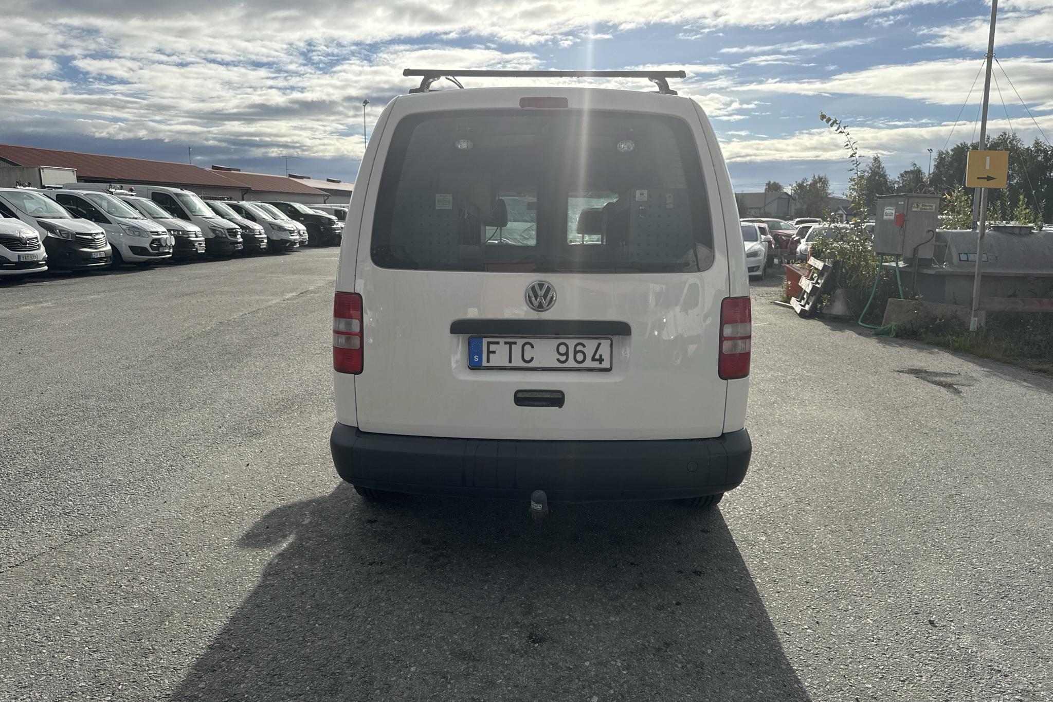 VW Caddy 2.0 TDI Maxi Skåp 4-motion (110hk) - 146 400 km - Manualna - biały - 2012