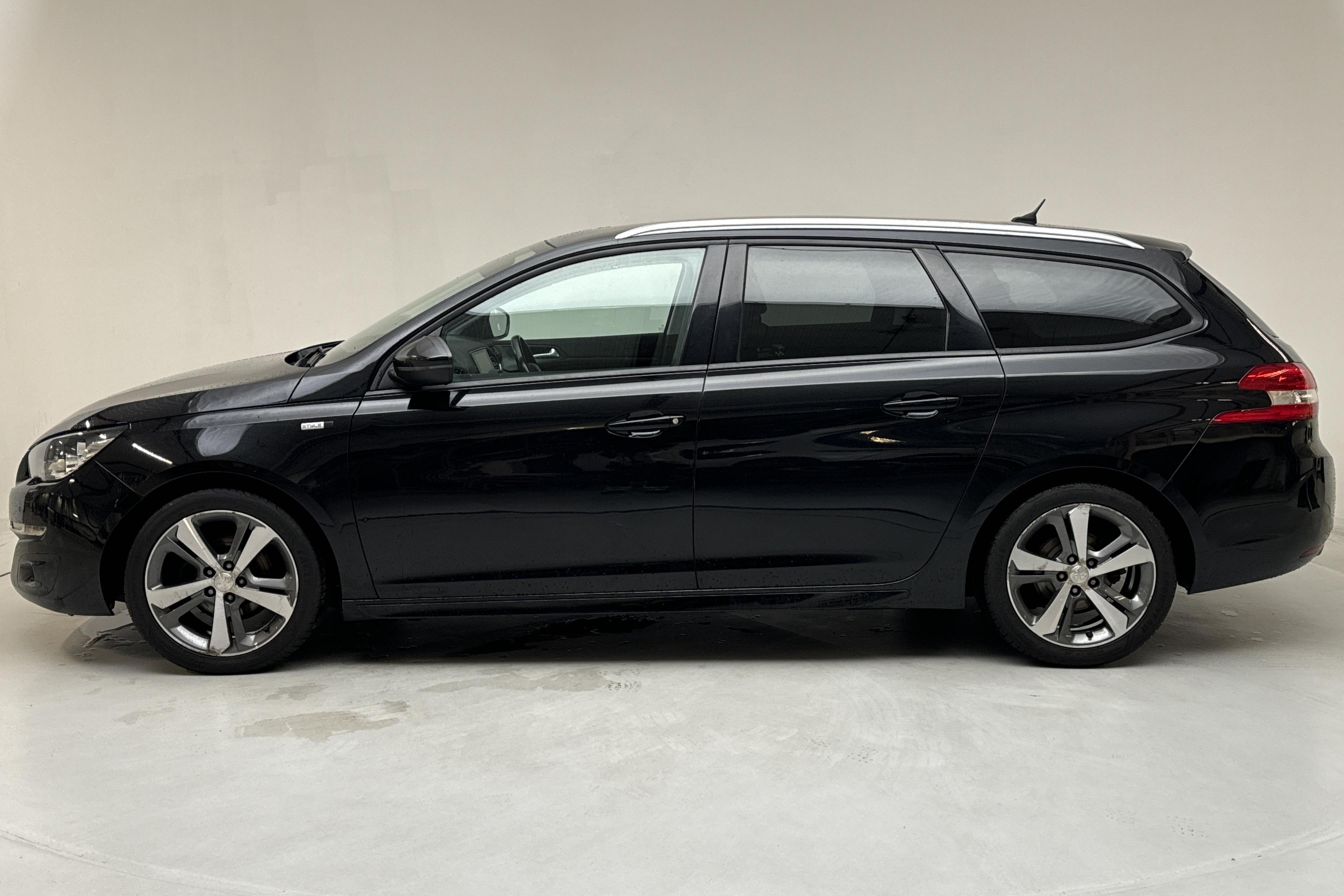 Peugeot 308 SW PureTech (130hk) - 142 600 km - Automatyczna - czarny - 2016