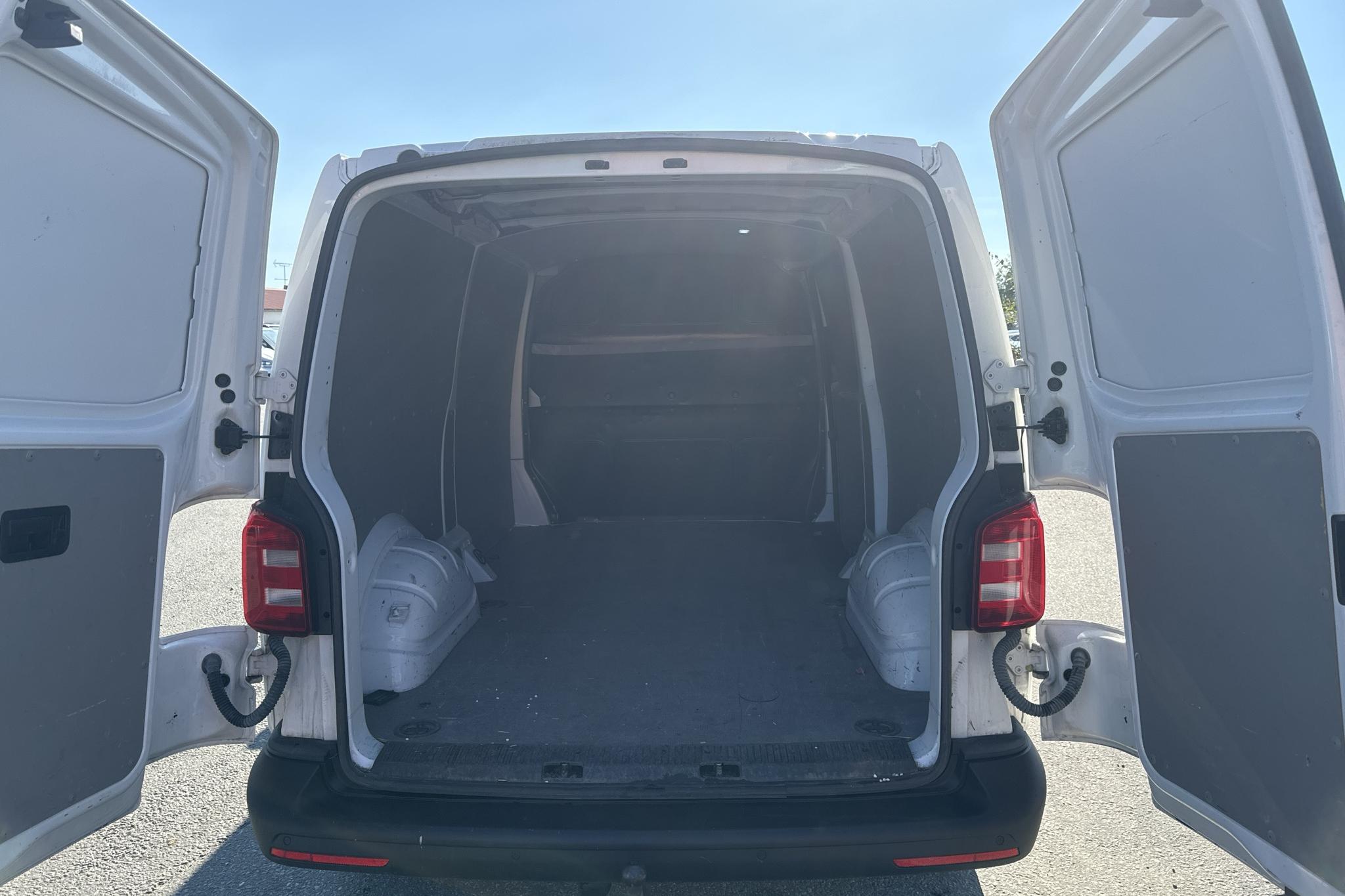 VW Transporter T6 2.0 TDI BMT Skåp (102hk) - 8 928 mil - Manuell - vit - 2019