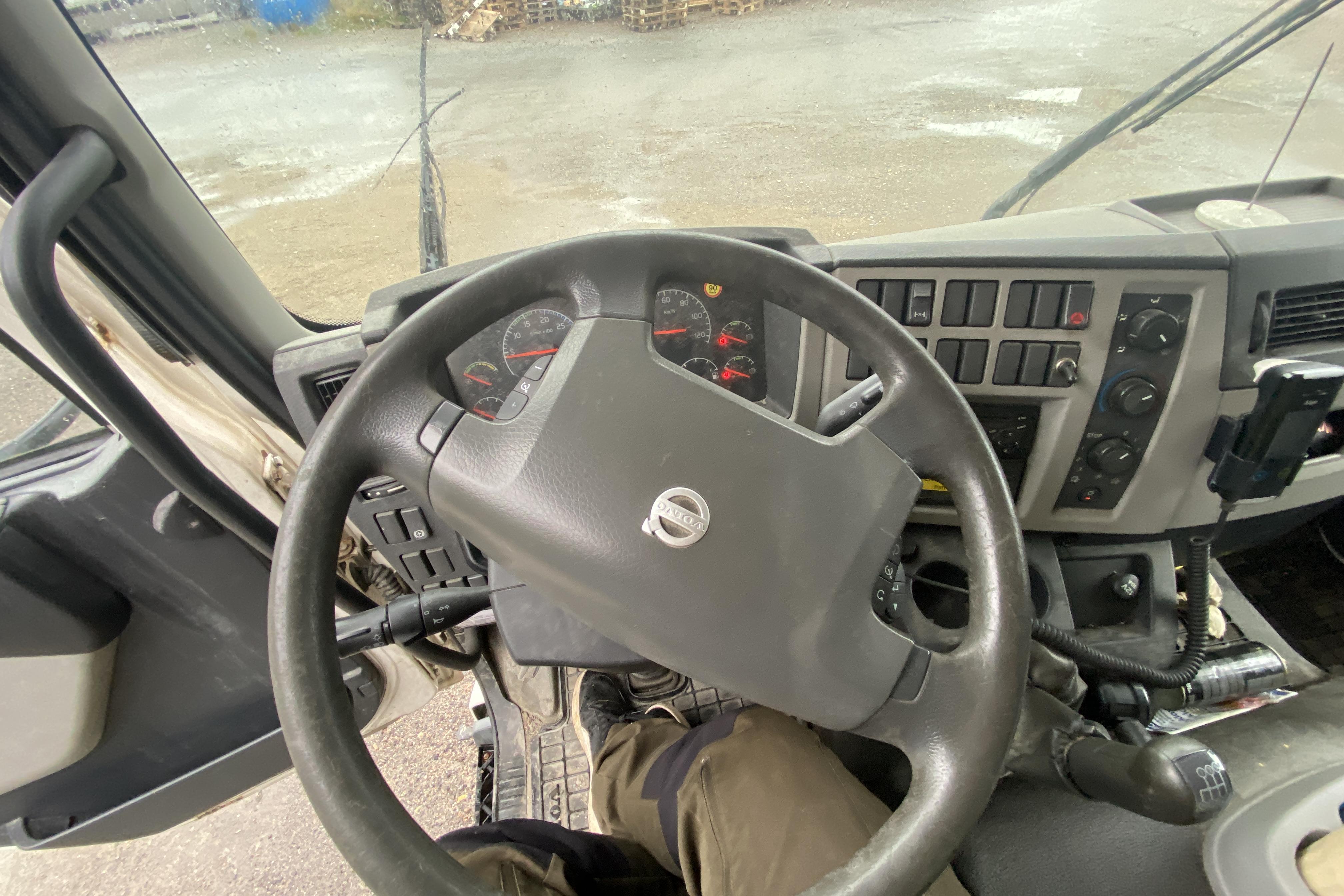 Volvo FL240 - 362 430 km - Käsitsi - valge - 2007