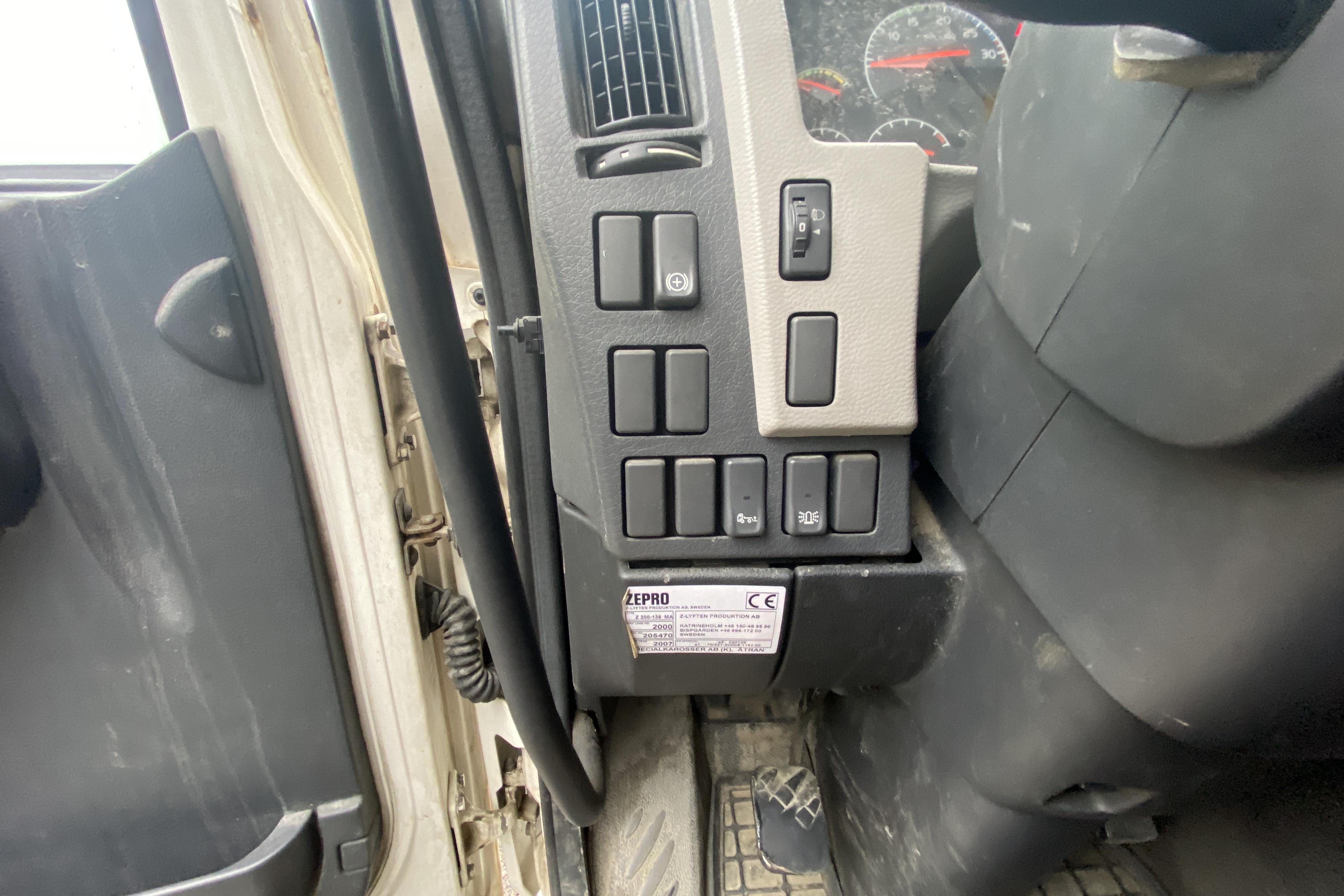 Volvo FL240 - 362 430 km - Manuell - vit - 2007