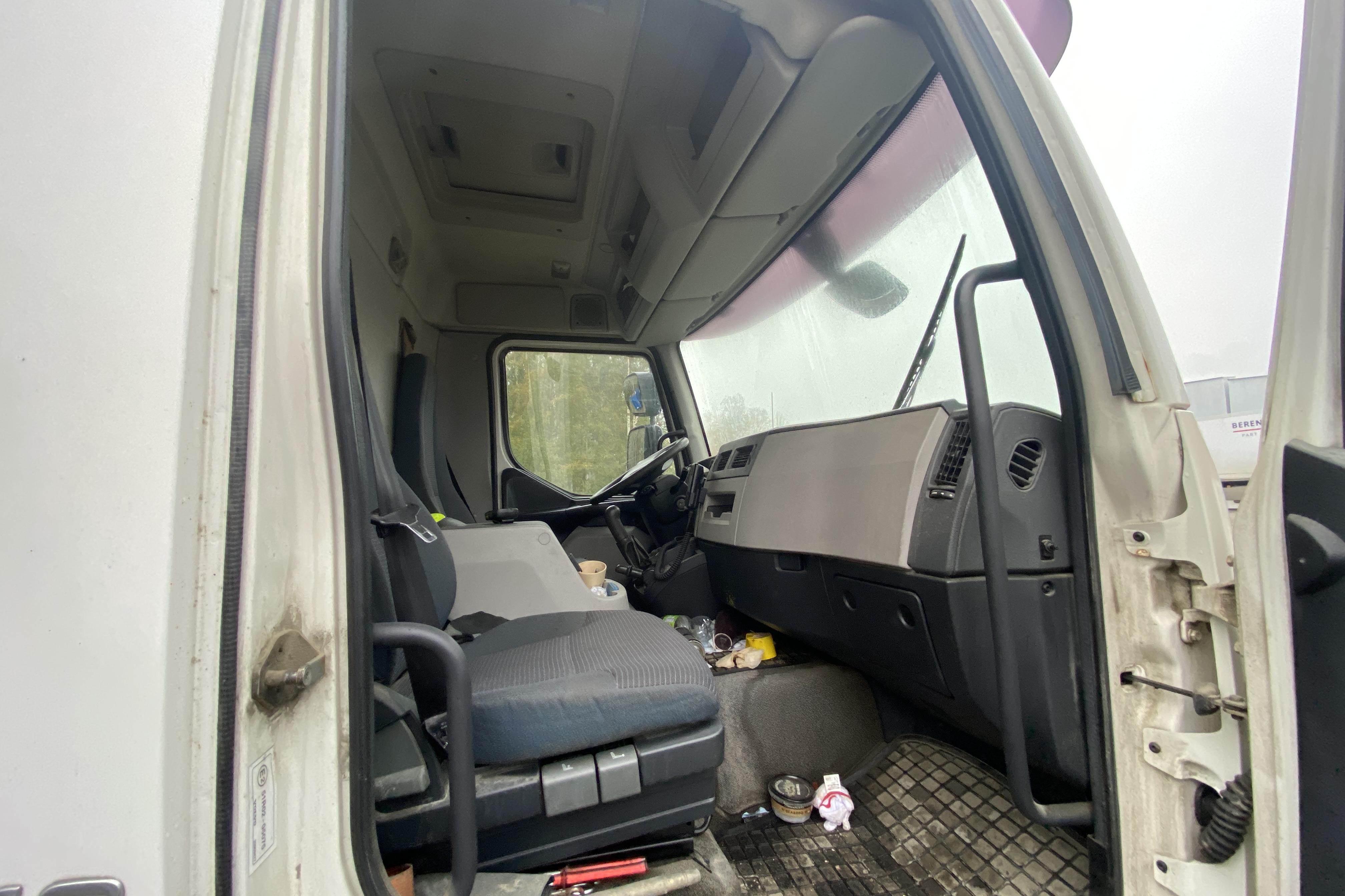 Volvo FL240 - 362 430 km - Manuell - vit - 2007