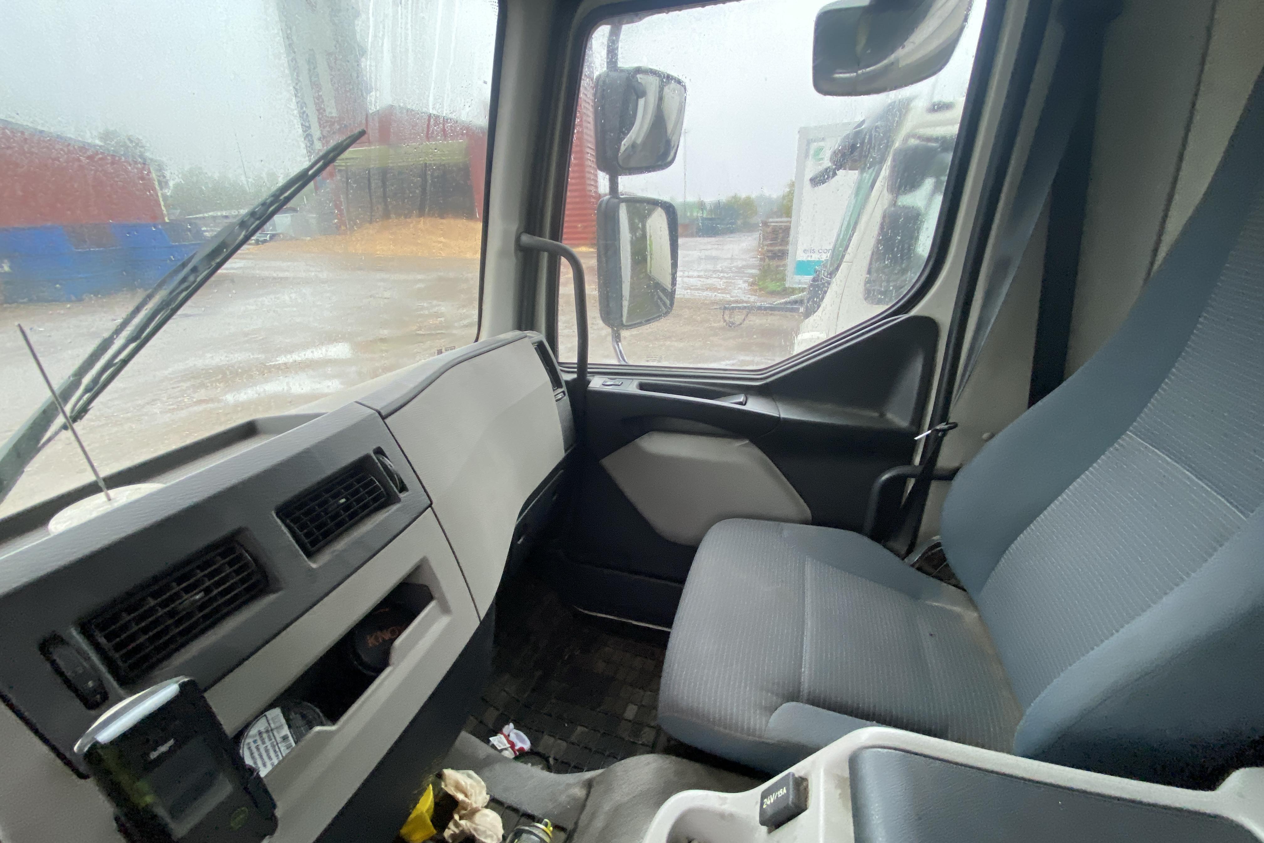 Volvo FL240 - 362 430 km - Käsitsi - valge - 2007