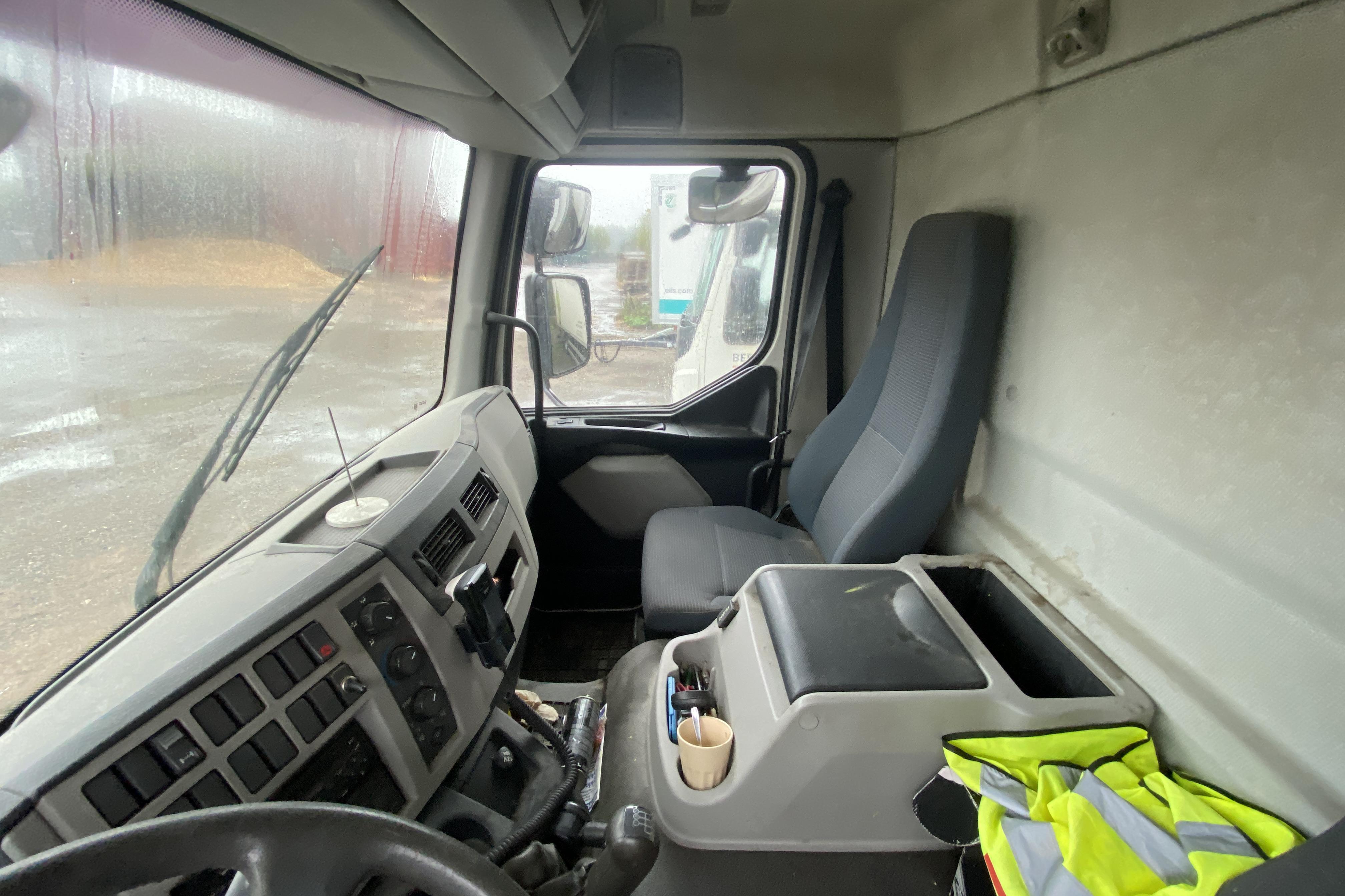 Volvo FL240 - 362 430 km - Käsitsi - valge - 2007