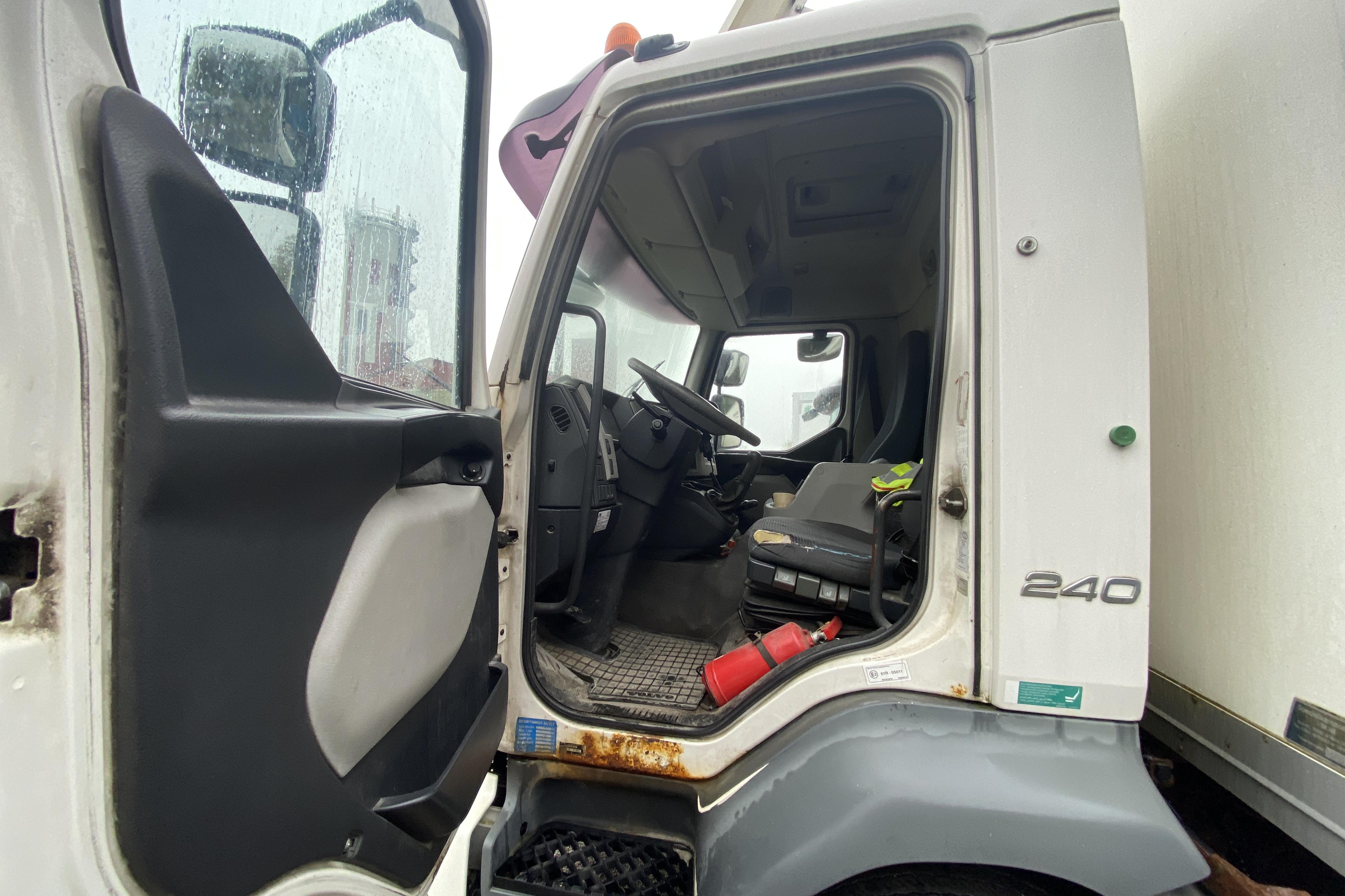 Volvo FL240 - 362 430 km - Manual - white - 2007