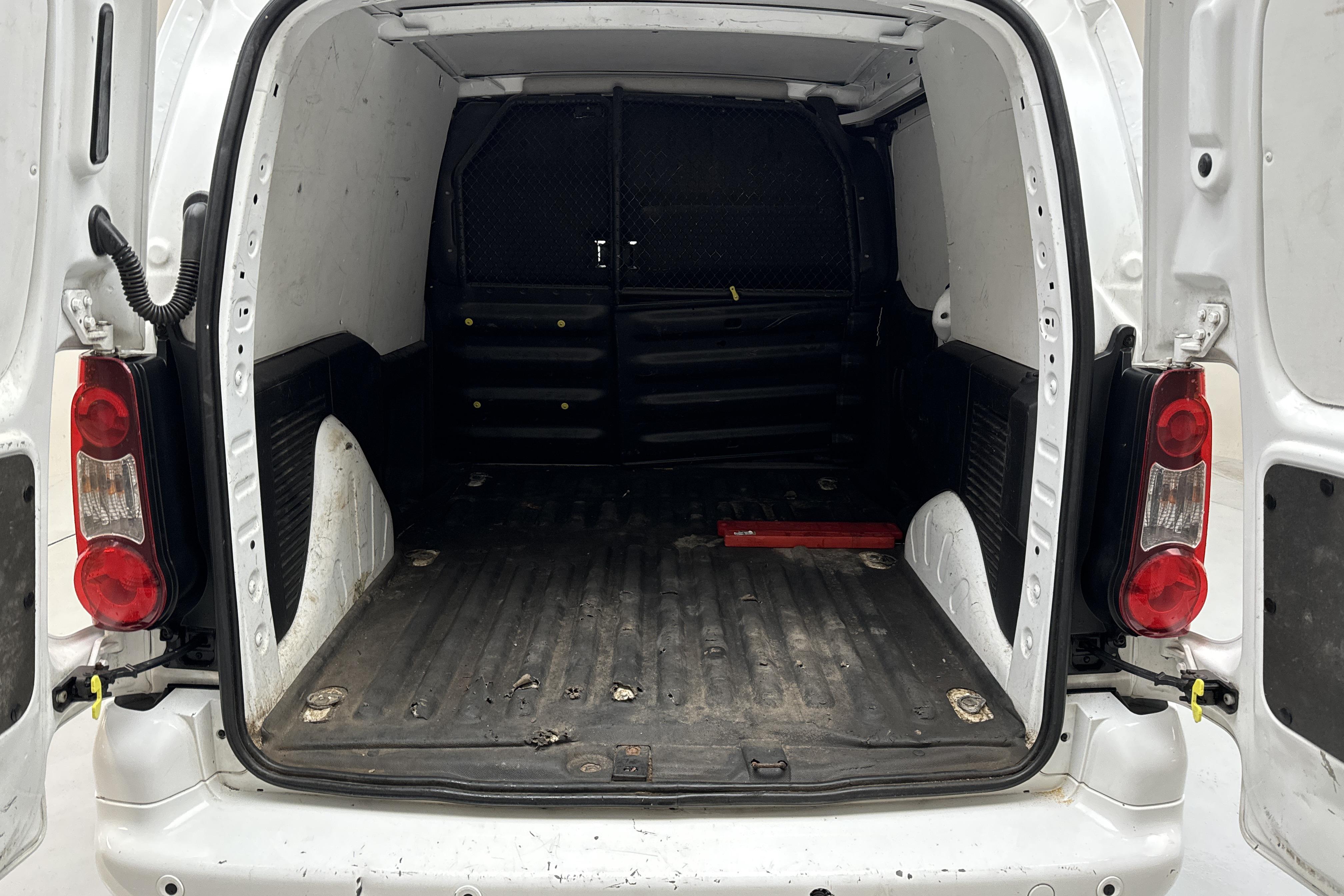 Citroen Berlingo III 1.6 HDi Skåp (90hk) - 130 210 km - Käsitsi - valge - 2015