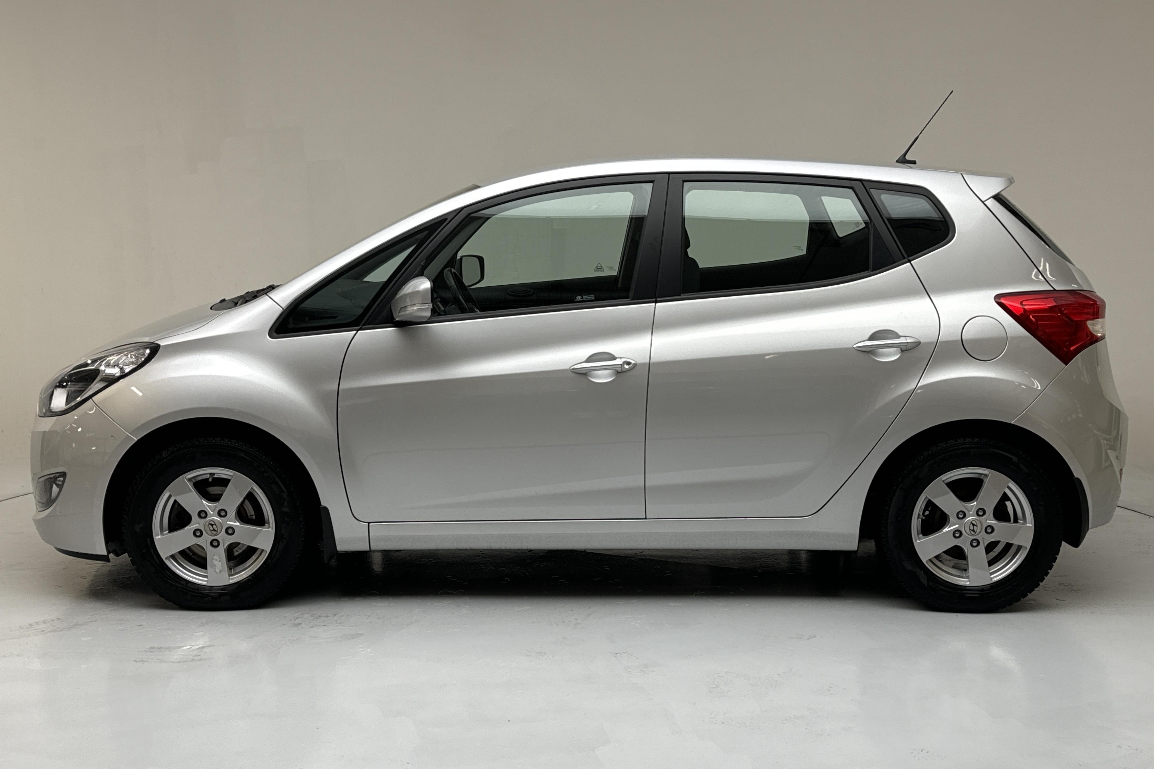 Hyundai ix20 1.6 (125hk) - 4 121 mil - Automat - silver - 2014