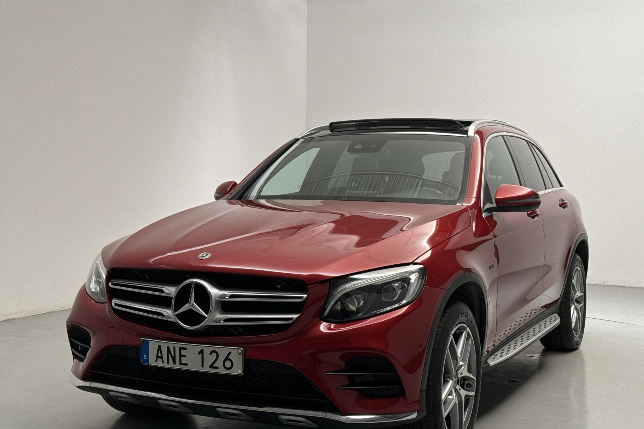 Mercedes GLC 350 e 4MATIC X253 (211hk) - 132 560 km - Automatyczna - czerwony - 2018