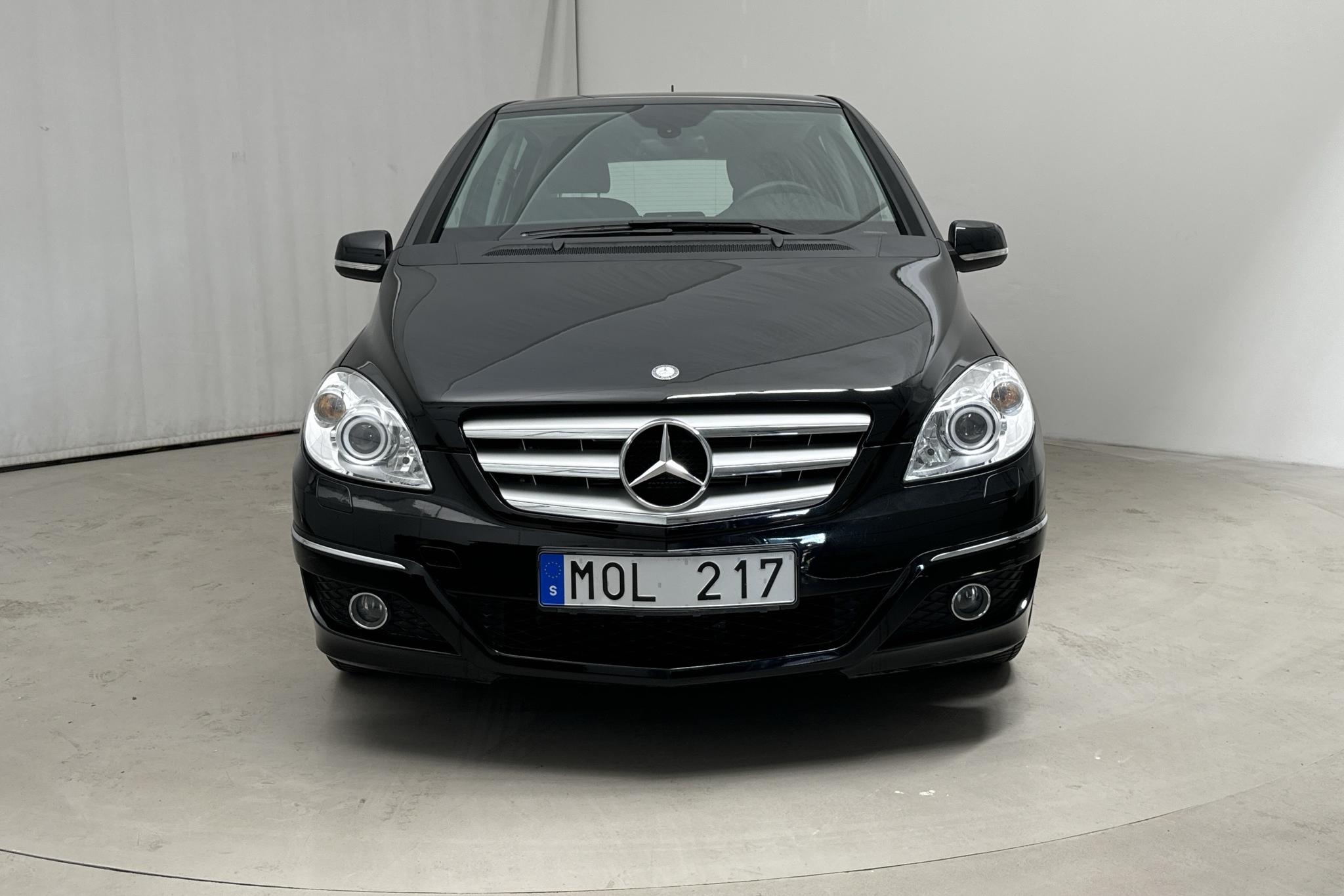 Mercedes B 180 NGT BlueEfficiency (116hk) - 57 800 km - Automatic - black - 2011