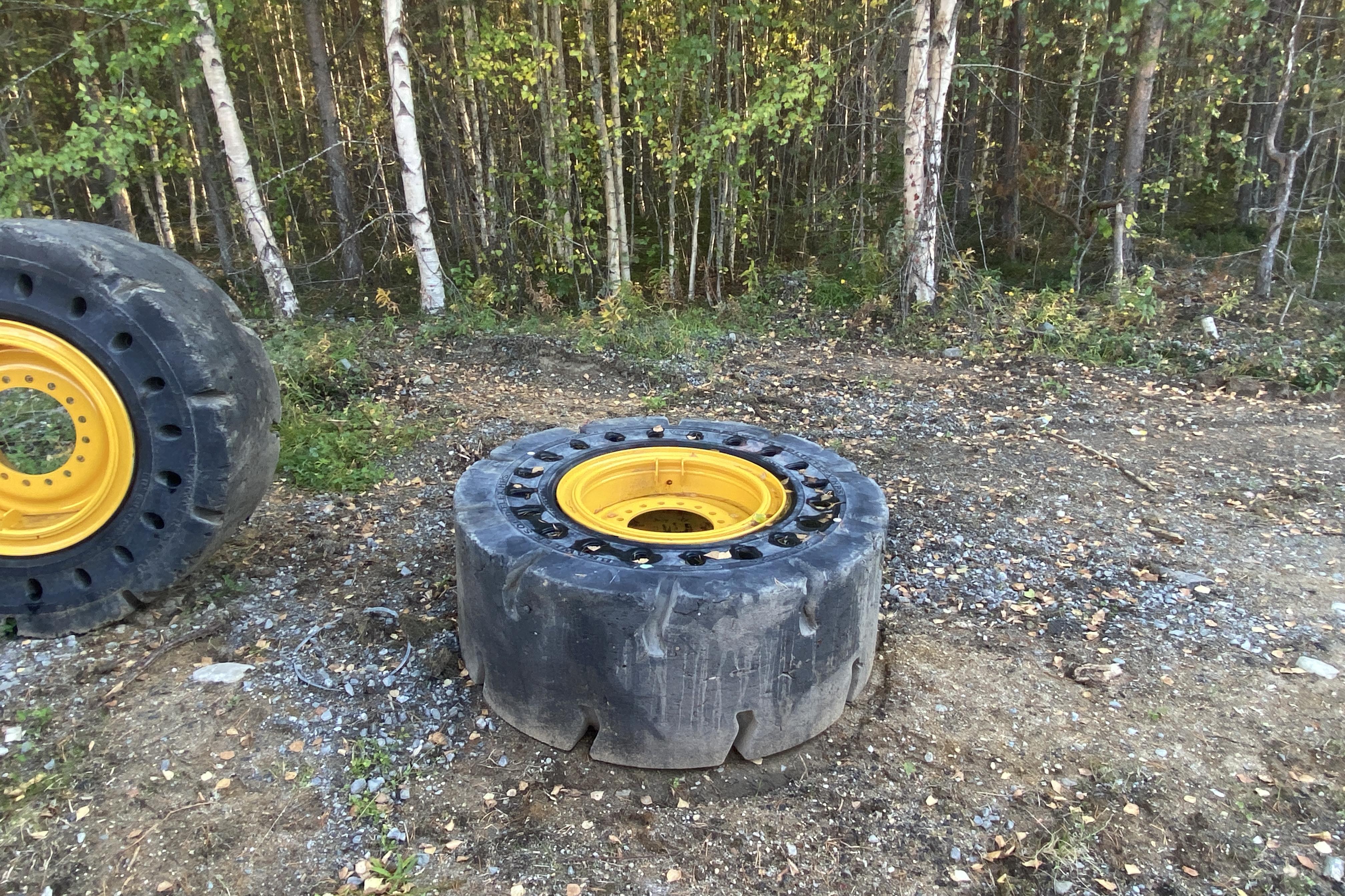 4 stycken helgjutna däck Volvo L70 - 0 km