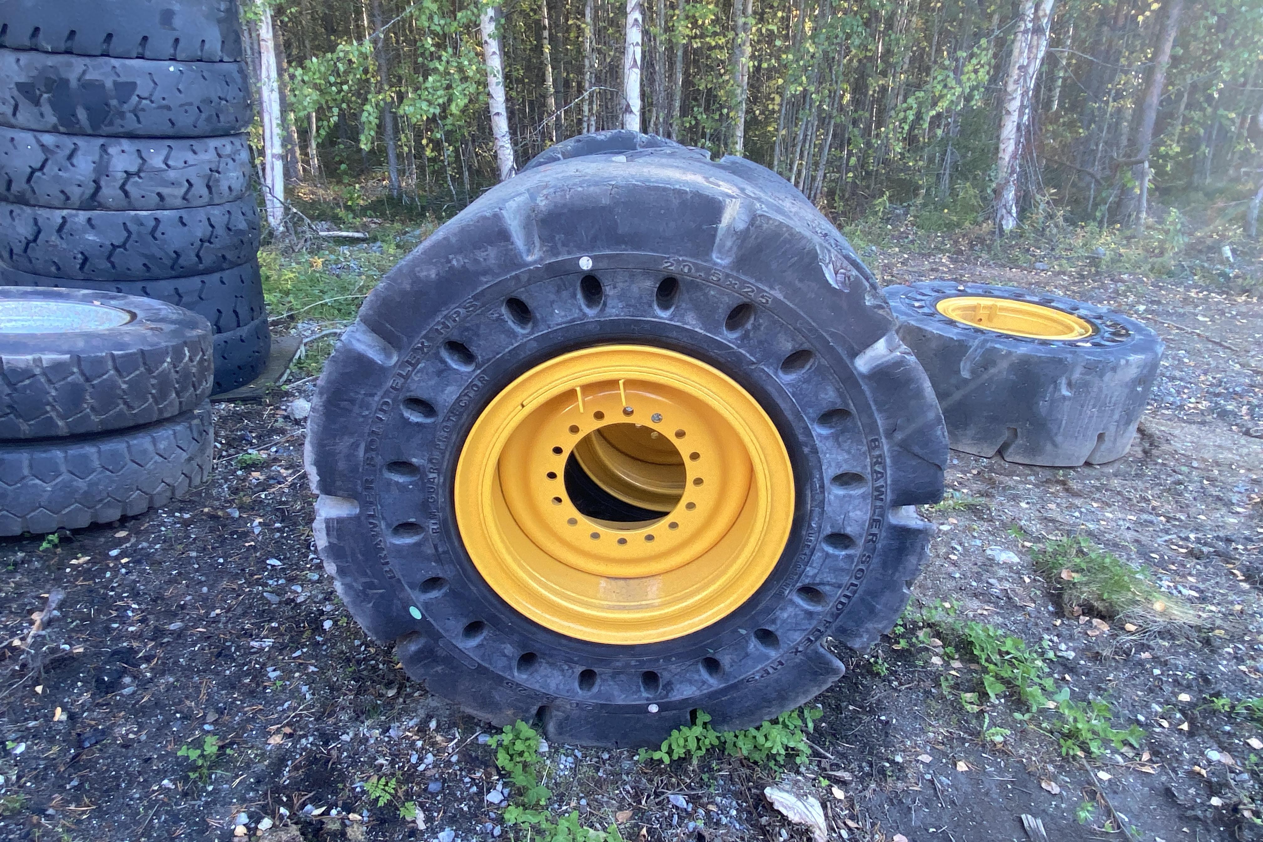 4 stycken helgjutna däck Volvo L70 - 0 km