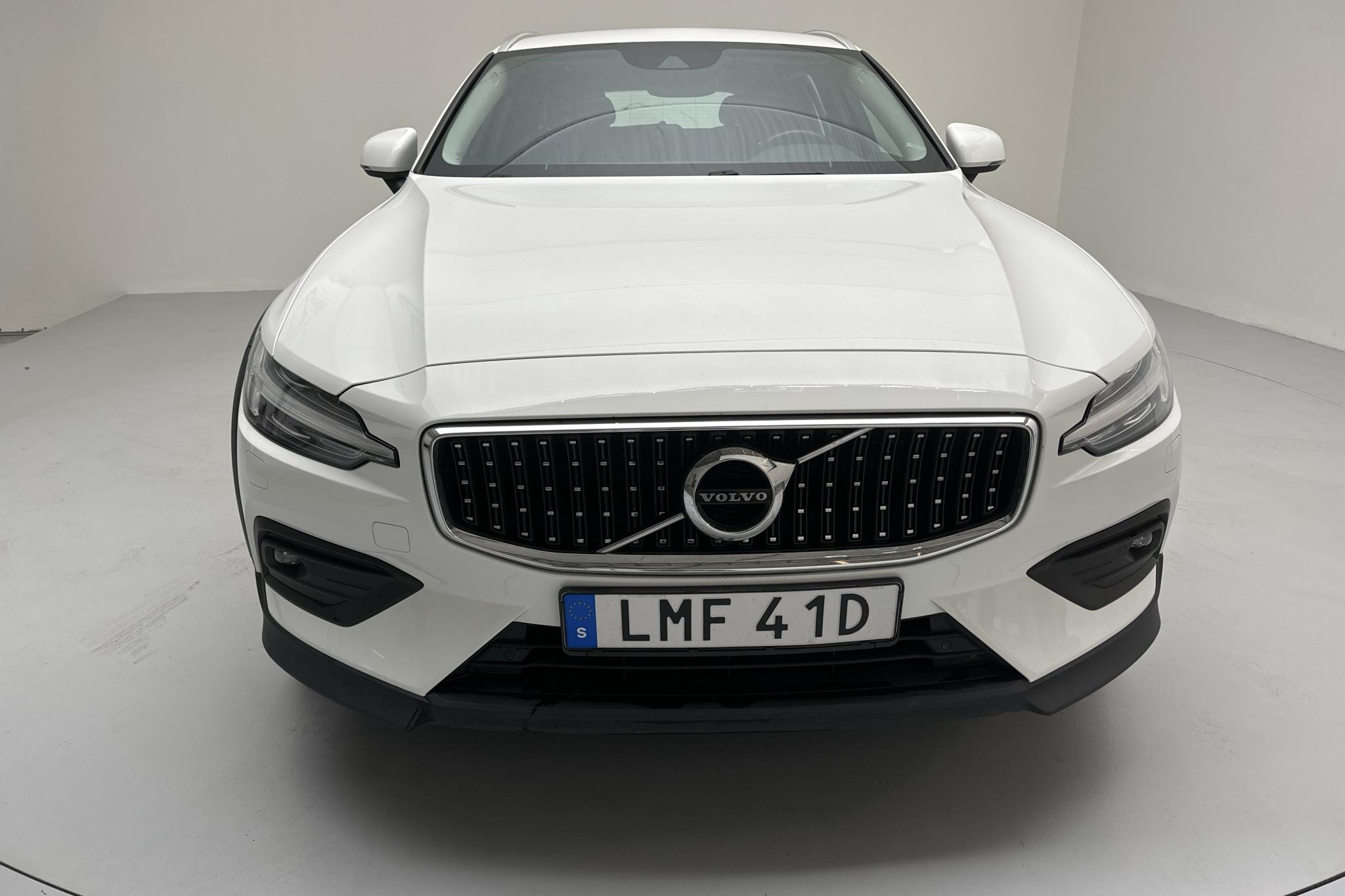 Volvo V60 D4 Cross Country AWD (190hk) - 11 736 mil - Automat - vit - 2020