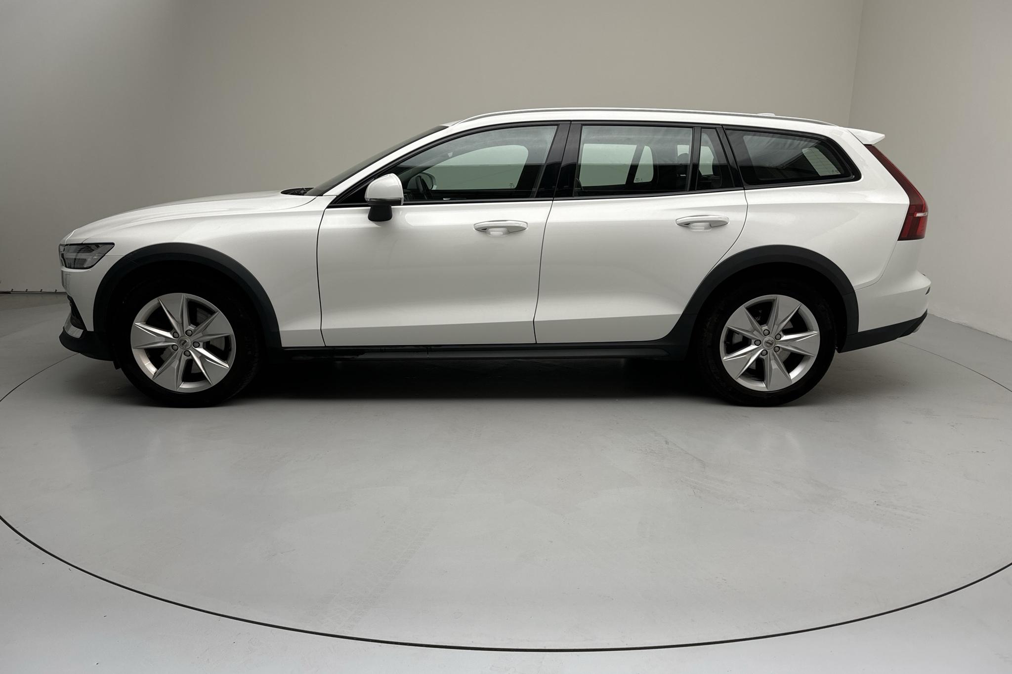 Volvo V60 D4 Cross Country AWD (190hk) - 117 360 km - Automatyczna - biały - 2020