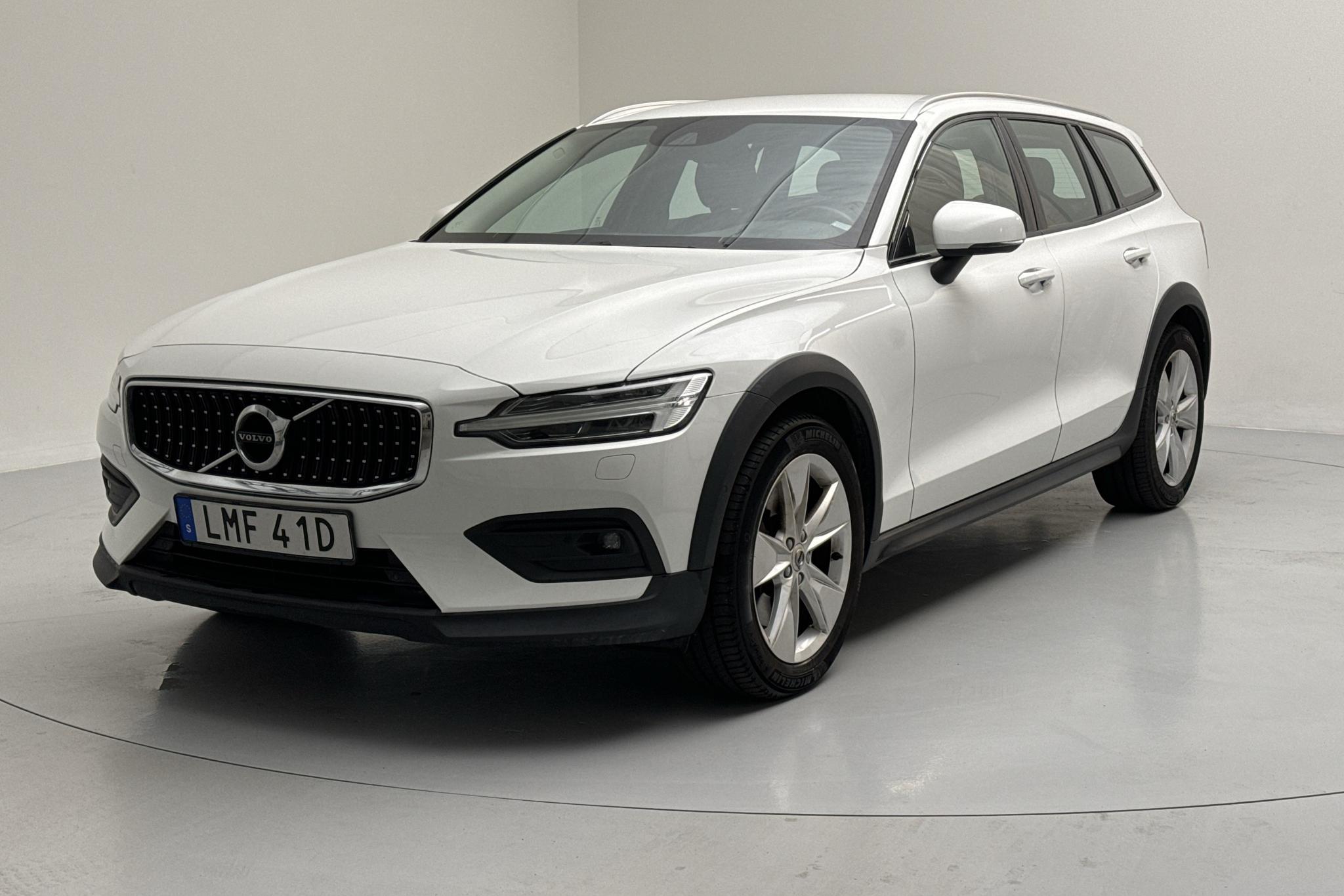 Volvo V60 D4 Cross Country AWD (190hk) - 117 360 km - Automatic - white - 2020