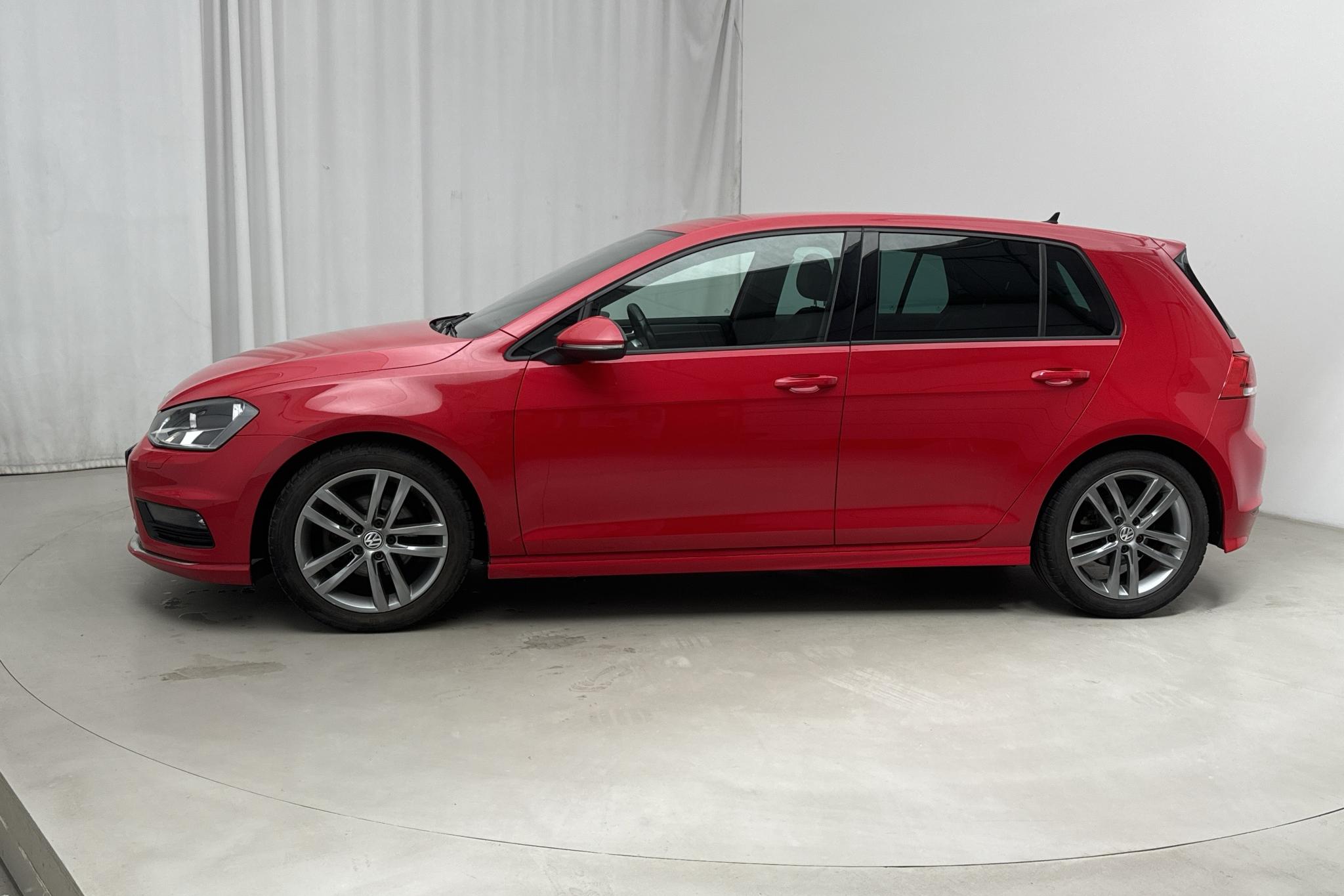 VW Golf VII 1.4 TSI 5dr (150hk) - 121 360 km - Manualna - czerwony - 2017