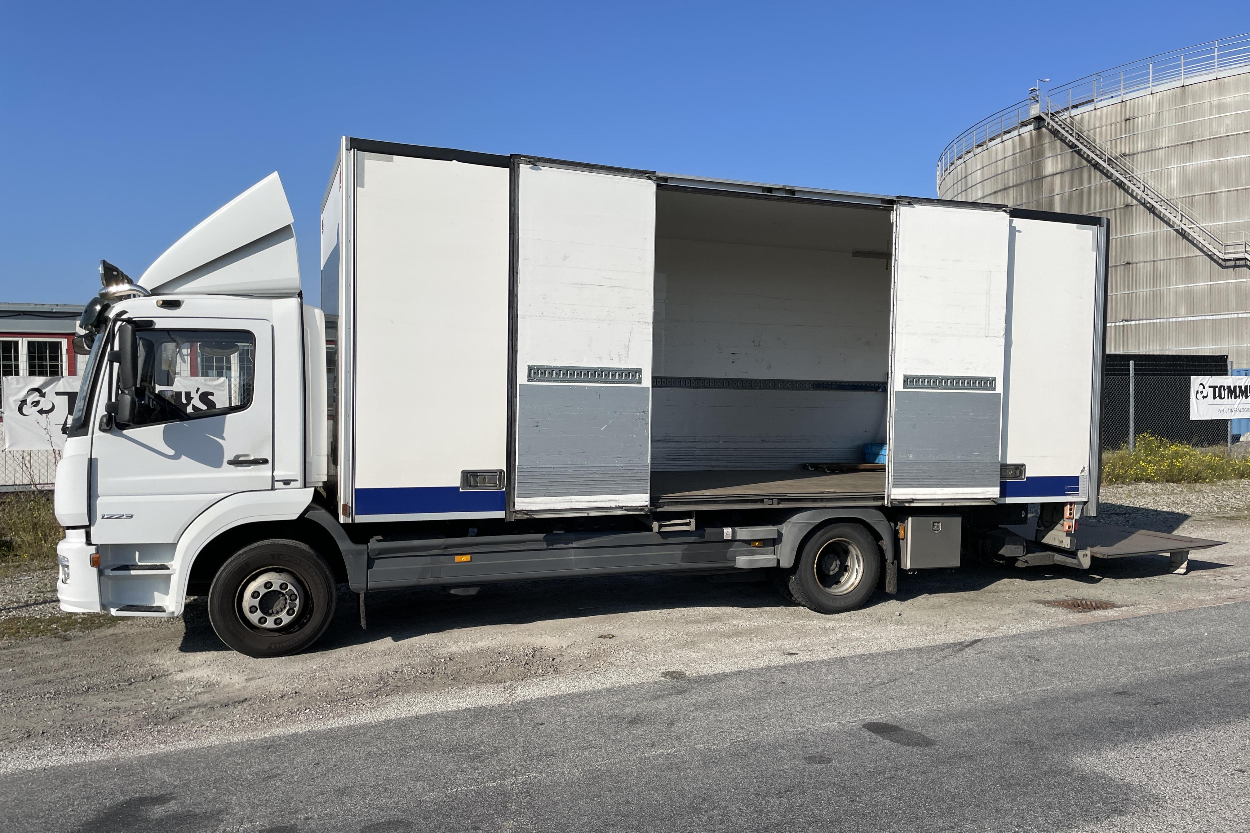 MERCEDES ATEGO 1223 - 352 547 km - Automatic - white - 2016