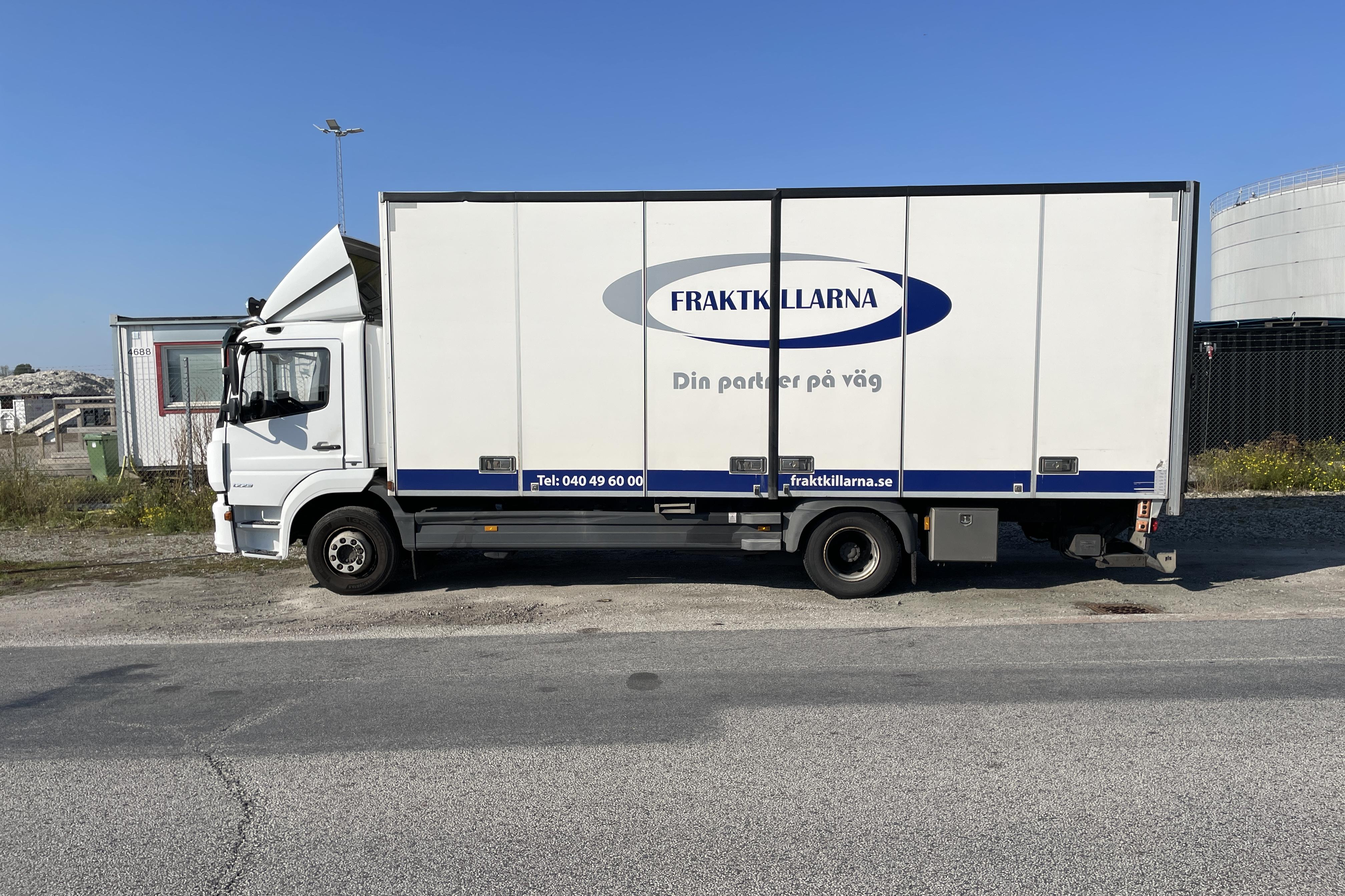 MERCEDES ATEGO 1223 - 352 547 km - Automatic - white - 2016