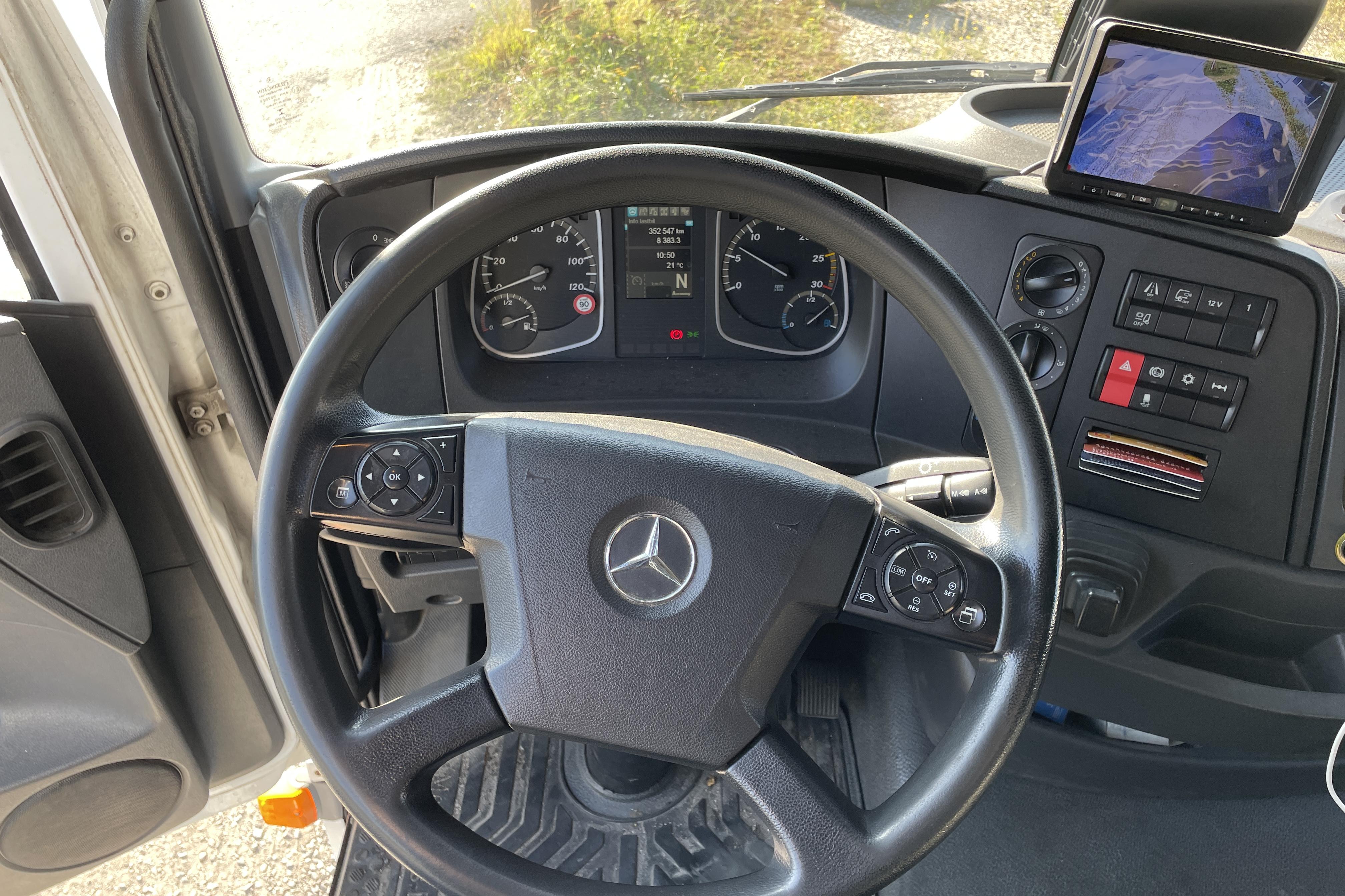 MERCEDES ATEGO 1223 - 352 547 km - Automatyczna - biały - 2016