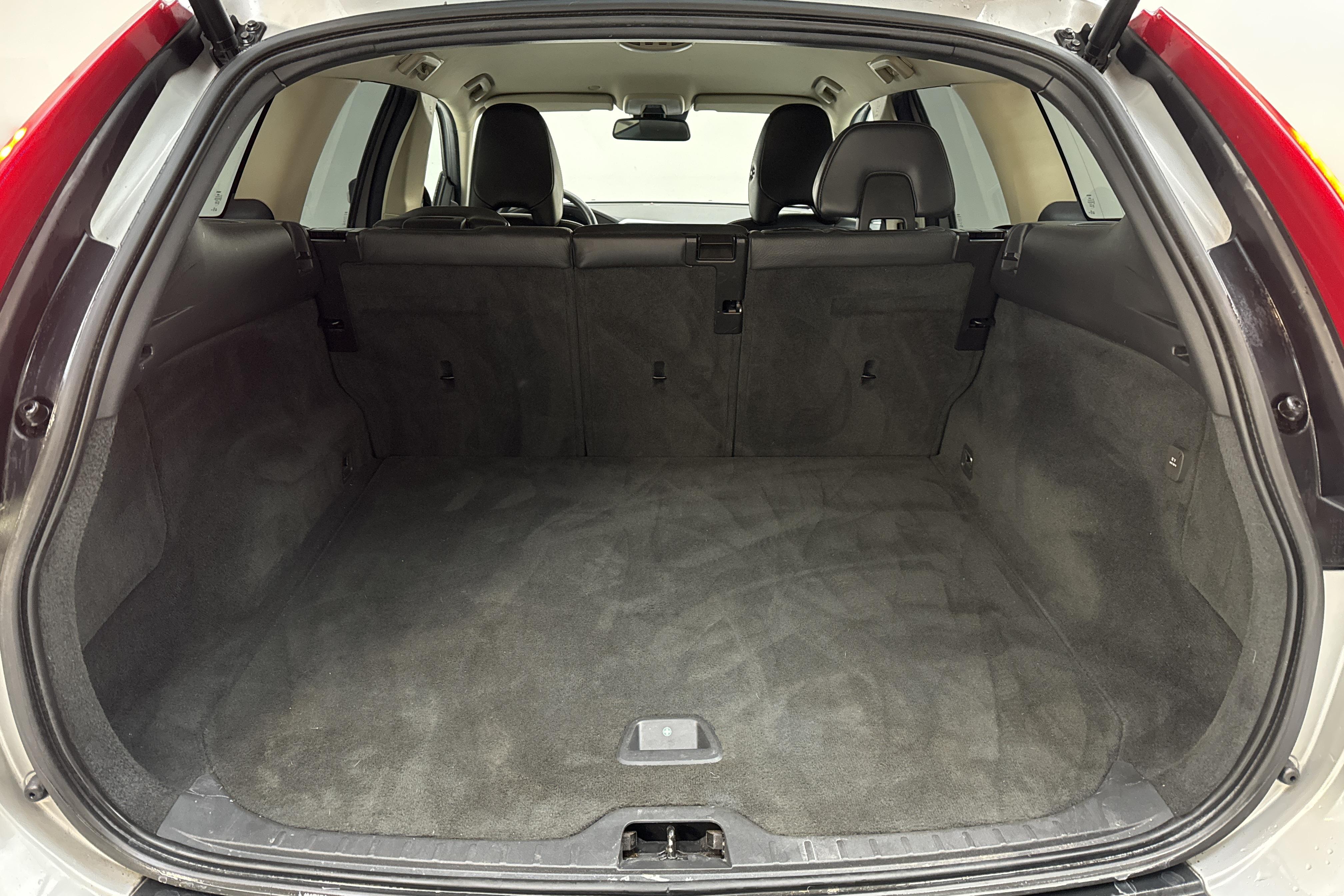 Volvo XC60 D3 2WD (163hk) - 265 610 km - Automatic - Light Grey - 2012