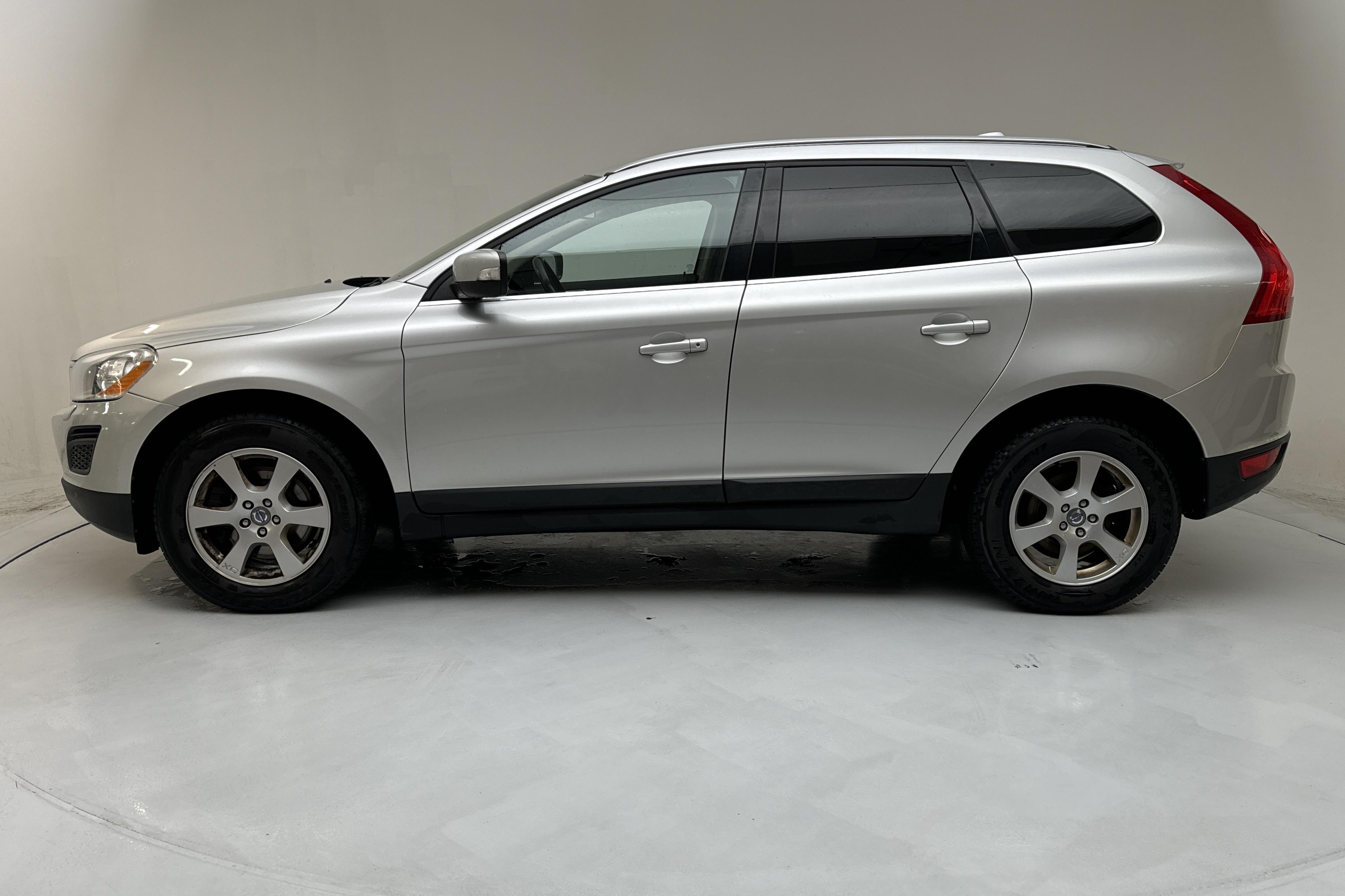 Volvo XC60 D3 2WD (163hk) - 26 561 mil - Automat - Light Grey - 2012