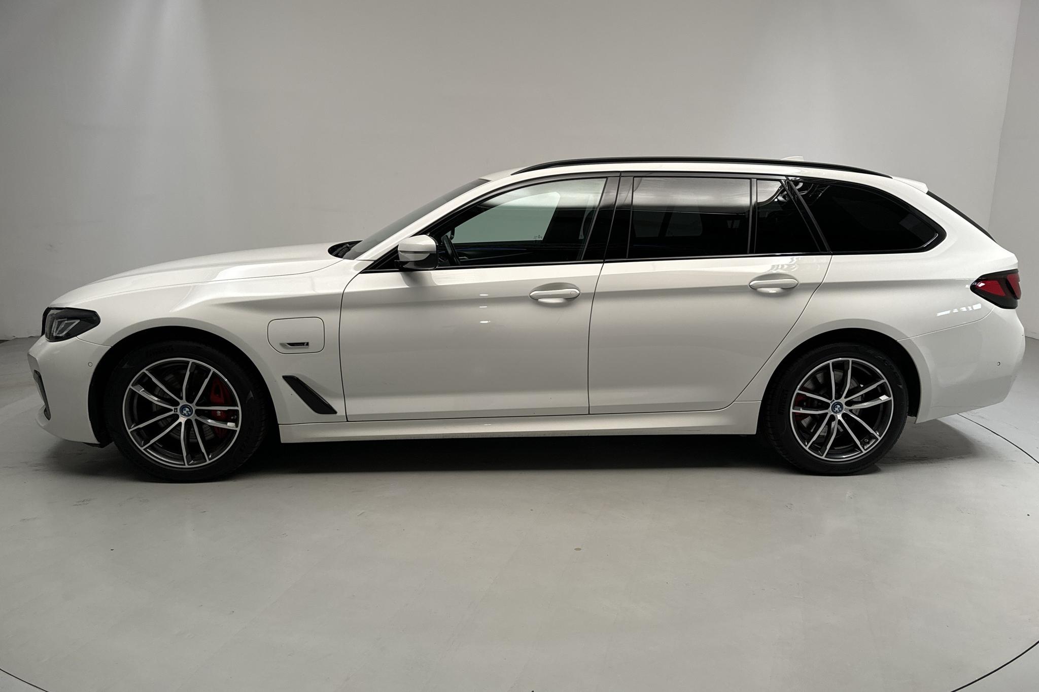 BMW 530e xDrive Touring, G31 12kWh LCI (292hk) - 52 600 km - Automaatne - valge - 2023