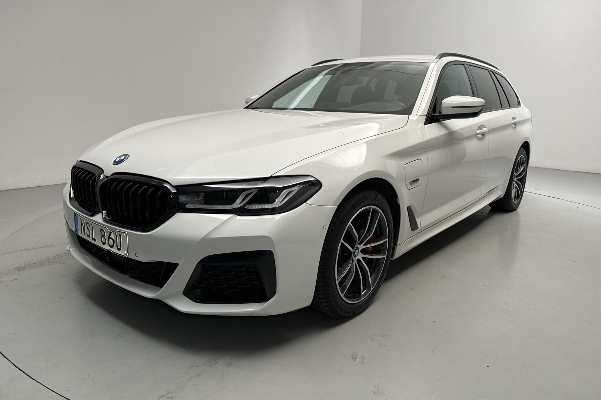 BMW 530e xDrive Touring, G31 12kWh LCI (292hk) - 52 600 km - Automatyczna - biały - 2023