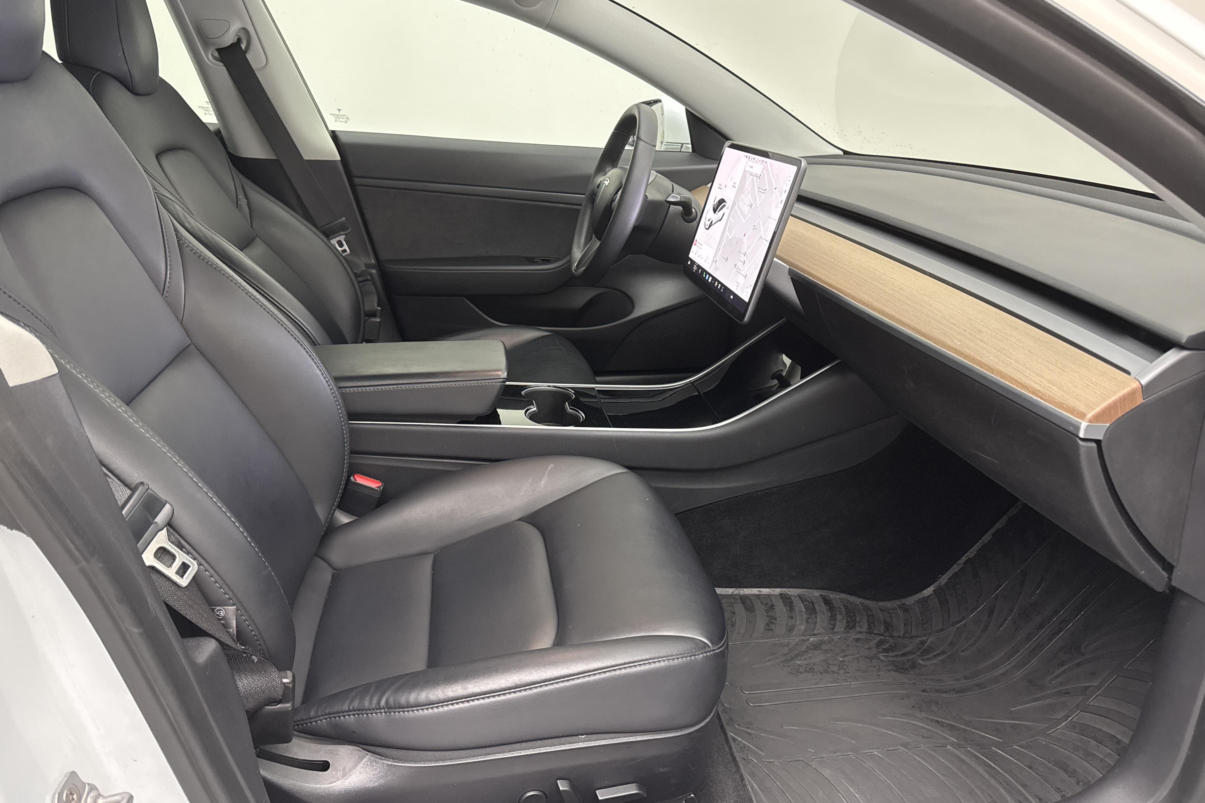 Tesla Model 3 Standard Range RWD - 142 230 km - Automaatne - valge - 2020