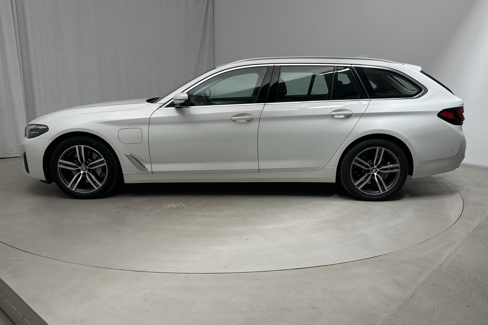 BMW 530e Touring, G31 12kWh LCI (292hk) - 55 950 km - Automaattinen - valkoinen - 2021