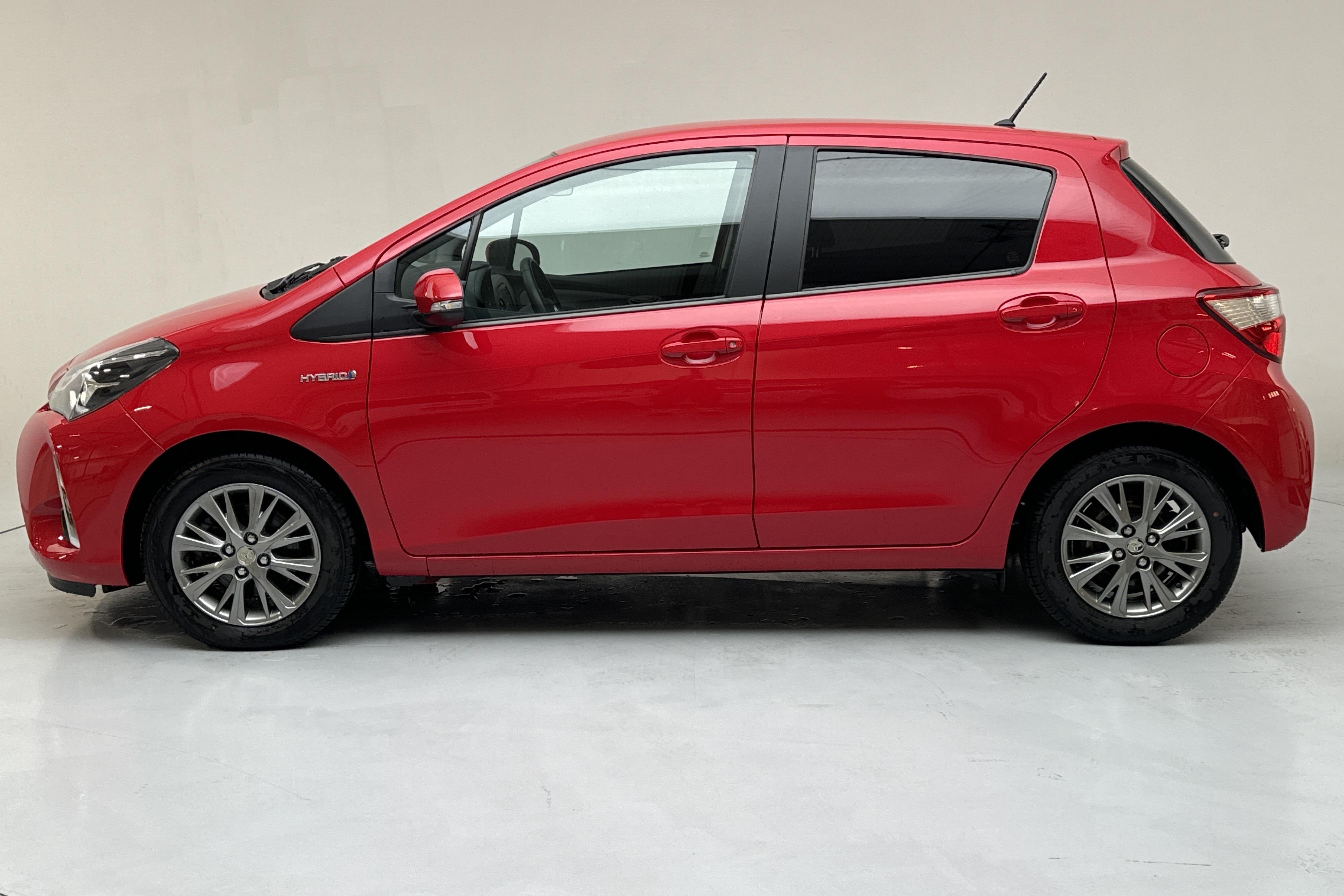 Toyota Yaris 1.5 Hybrid 5dr (101hk) - 47 740 km - Automatic - red - 2020