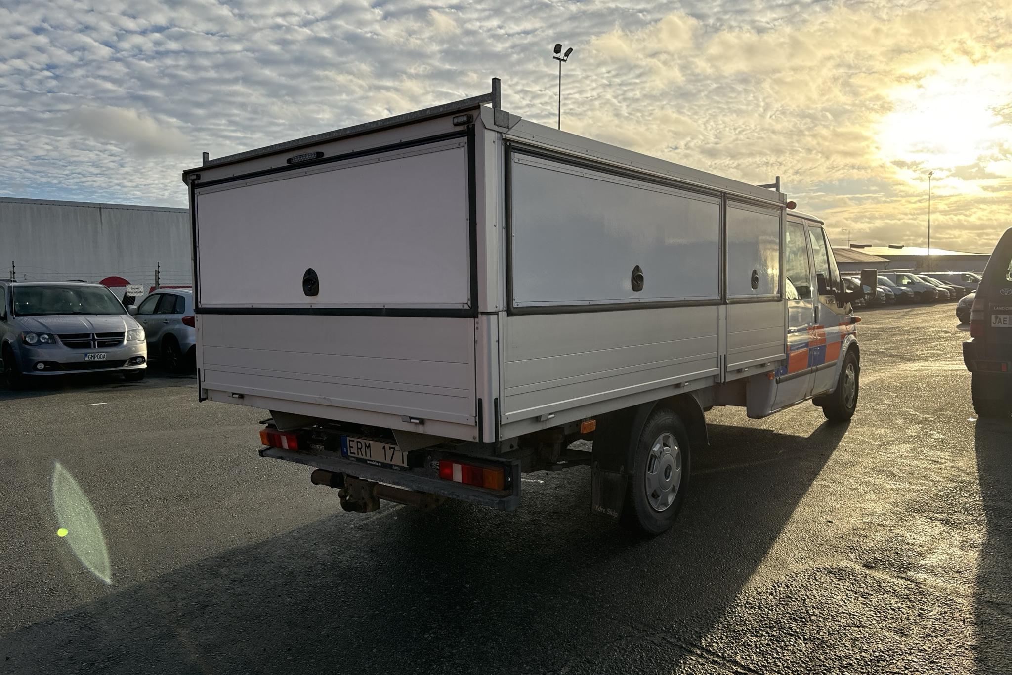 Ford Transit 350 2.2 TDCi Pickup (155hk) - 195 780 km - Manuaalinen - valkoinen - 2013