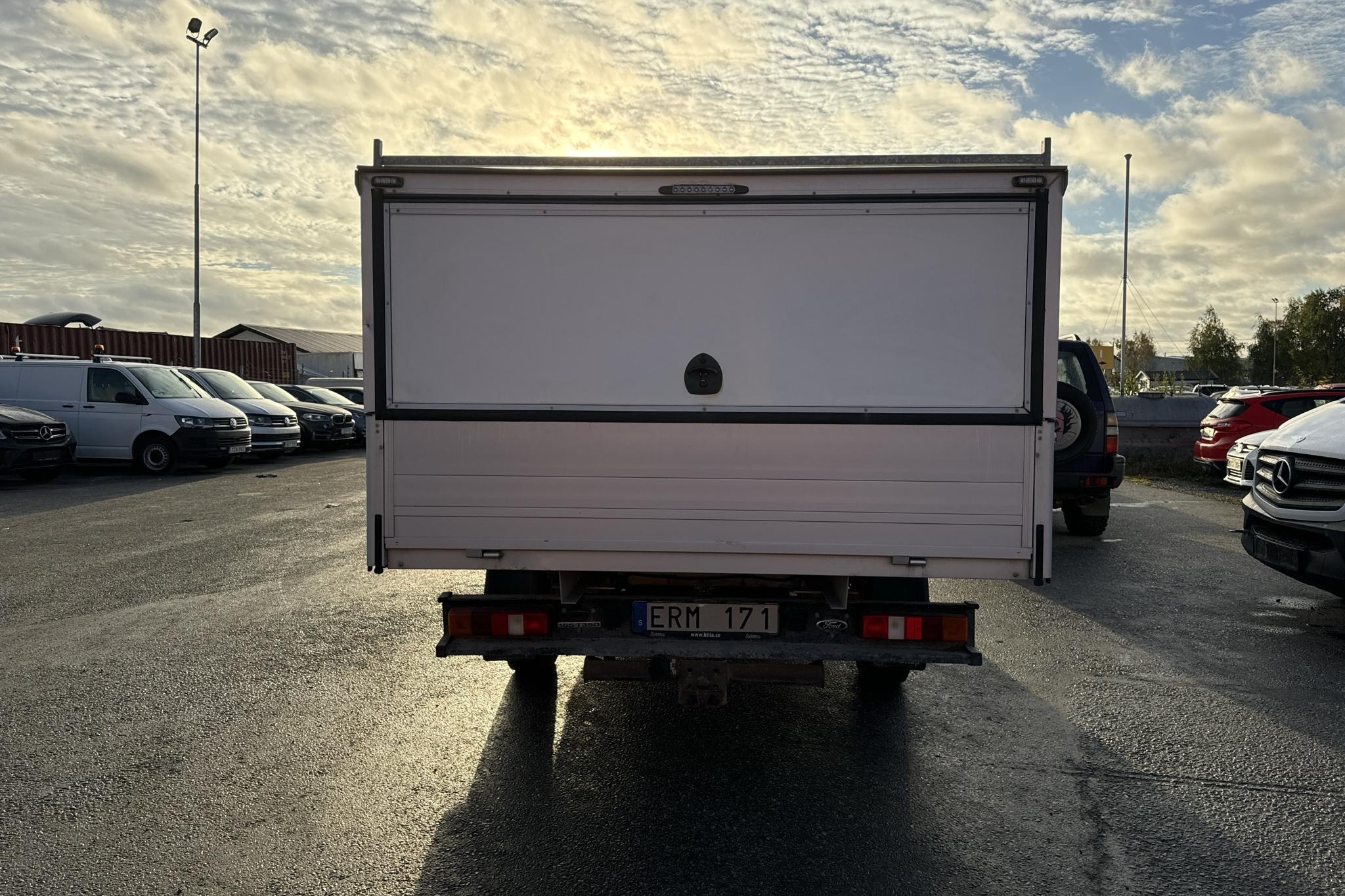 Ford Transit 350 2.2 TDCi Pickup (155hk) - 195 780 km - Käsitsi - valge - 2013