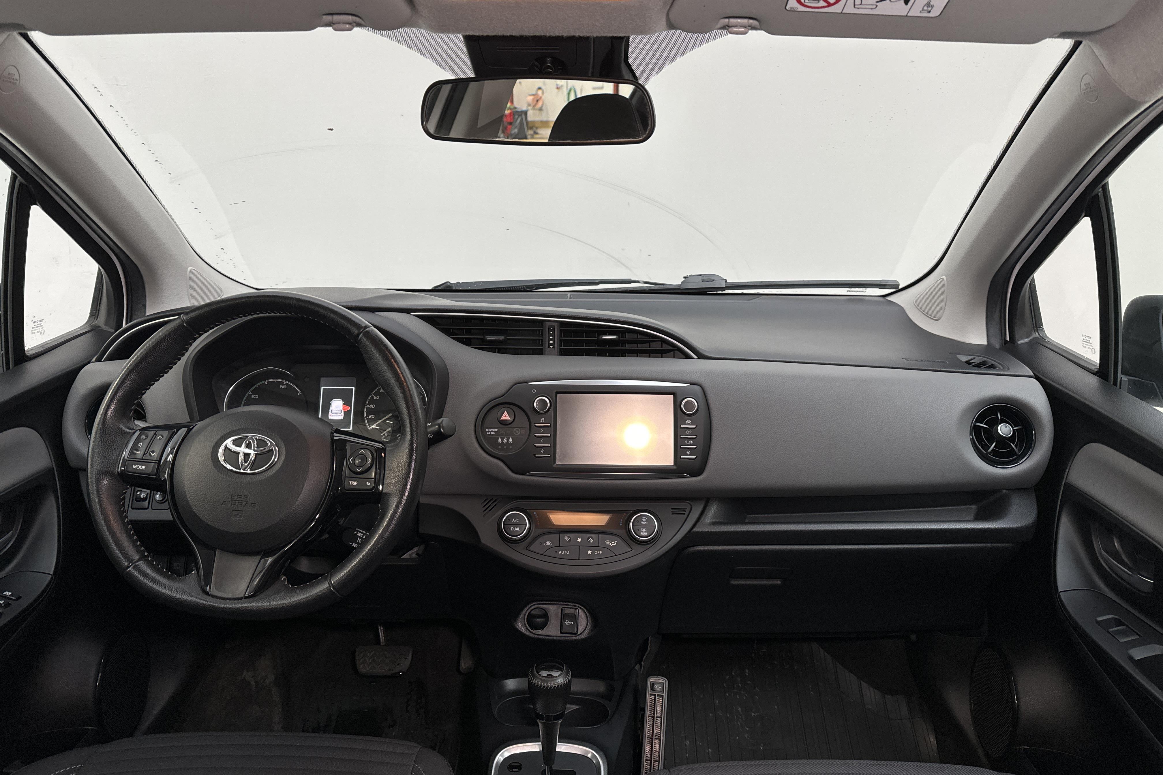 Toyota Yaris 1.5 Hybrid 5dr (101hk) - 120 190 km - Automatyczna - biały - 2017