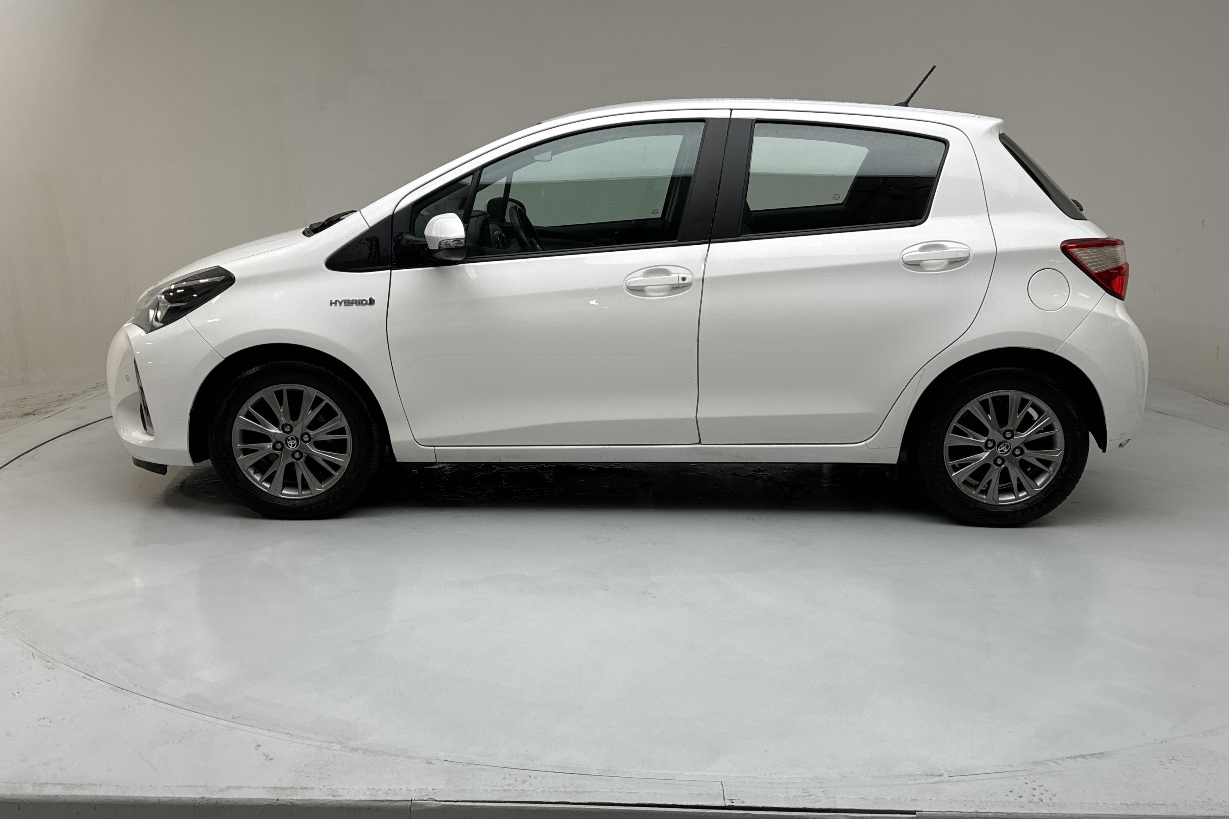 Toyota Yaris 1.5 Hybrid 5dr (101hk) - 120 190 km - Automatyczna - biały - 2017