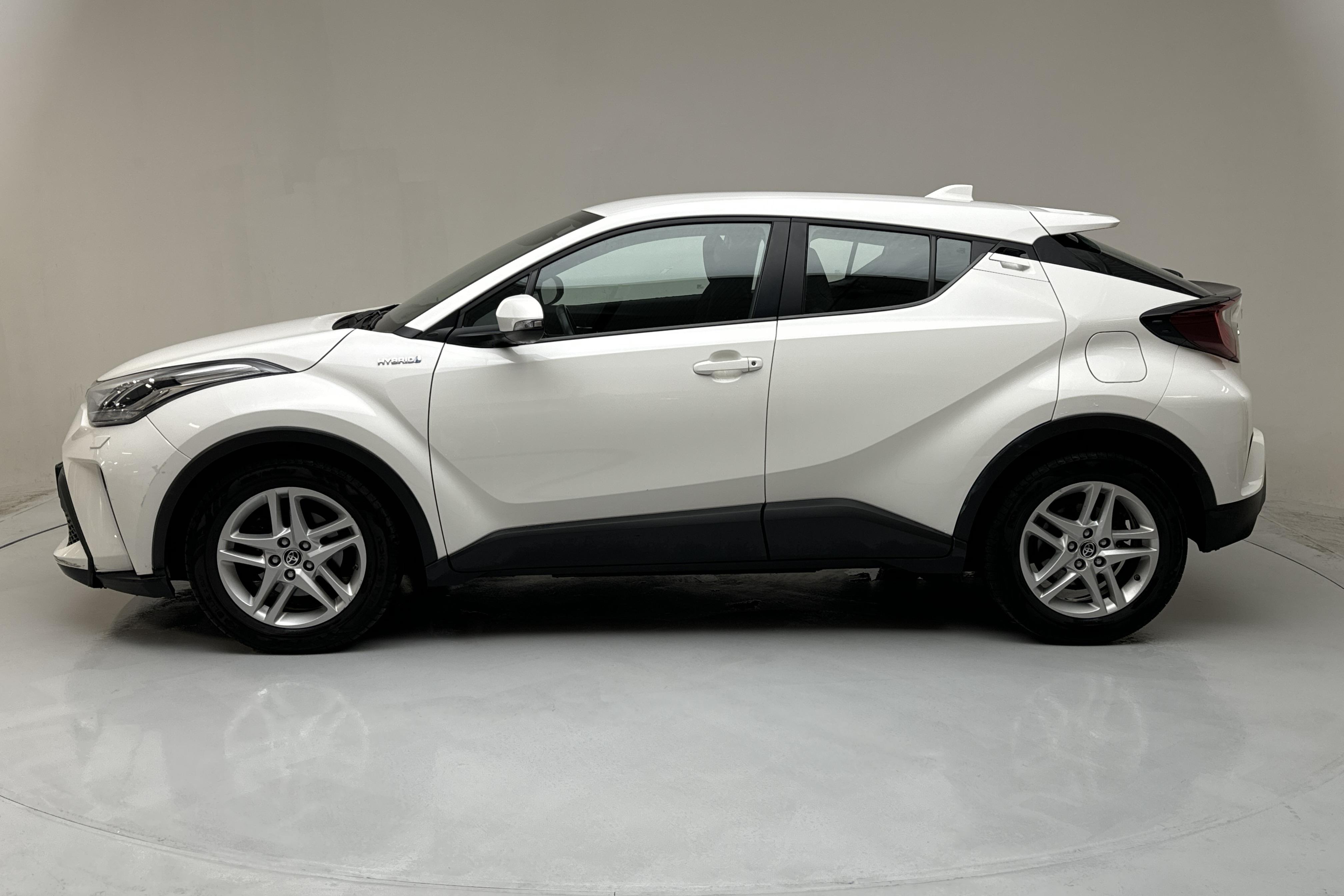 Toyota C-HR 1.8 HSD (122hk) - 15 528 mil - Automat - vit - 2021