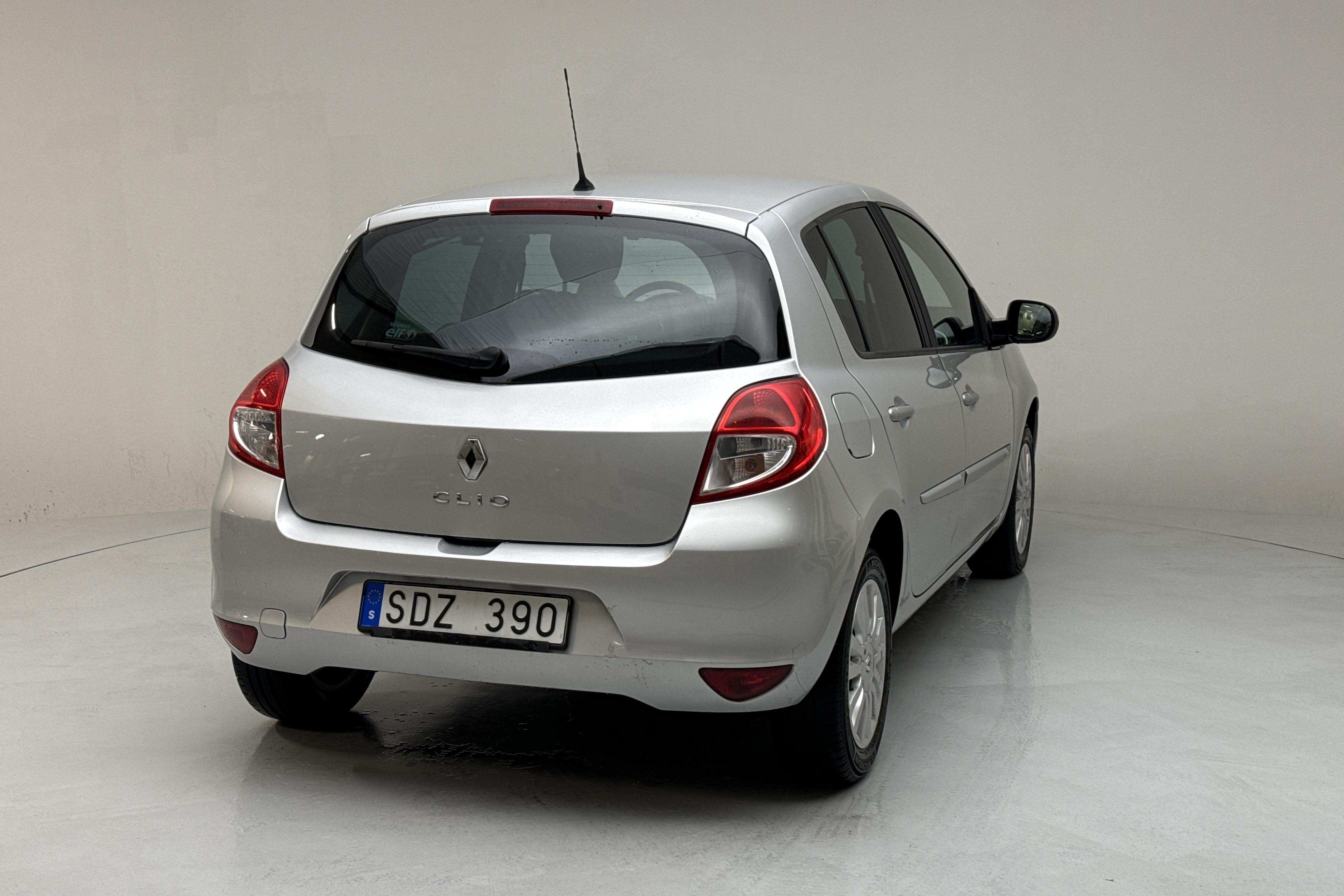 Renault Clio III 1.2 Flex Fuel 5dr (75hk) - 4 455 mil - Manuell - silver - 2011