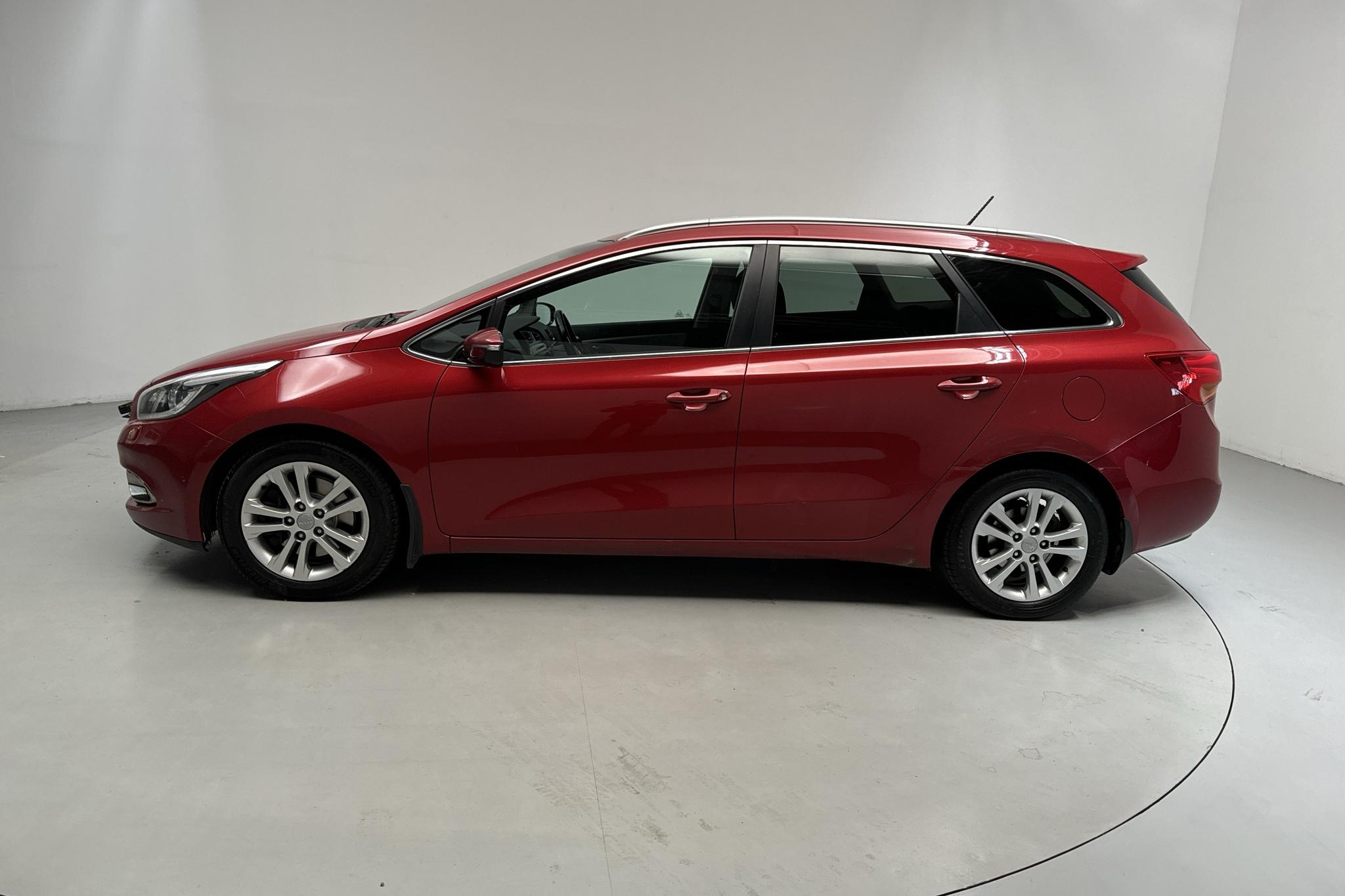 KIA Cee'd 1.6 CRDi SW (128hk) - 19 559 mil - Manuell - röd - 2013