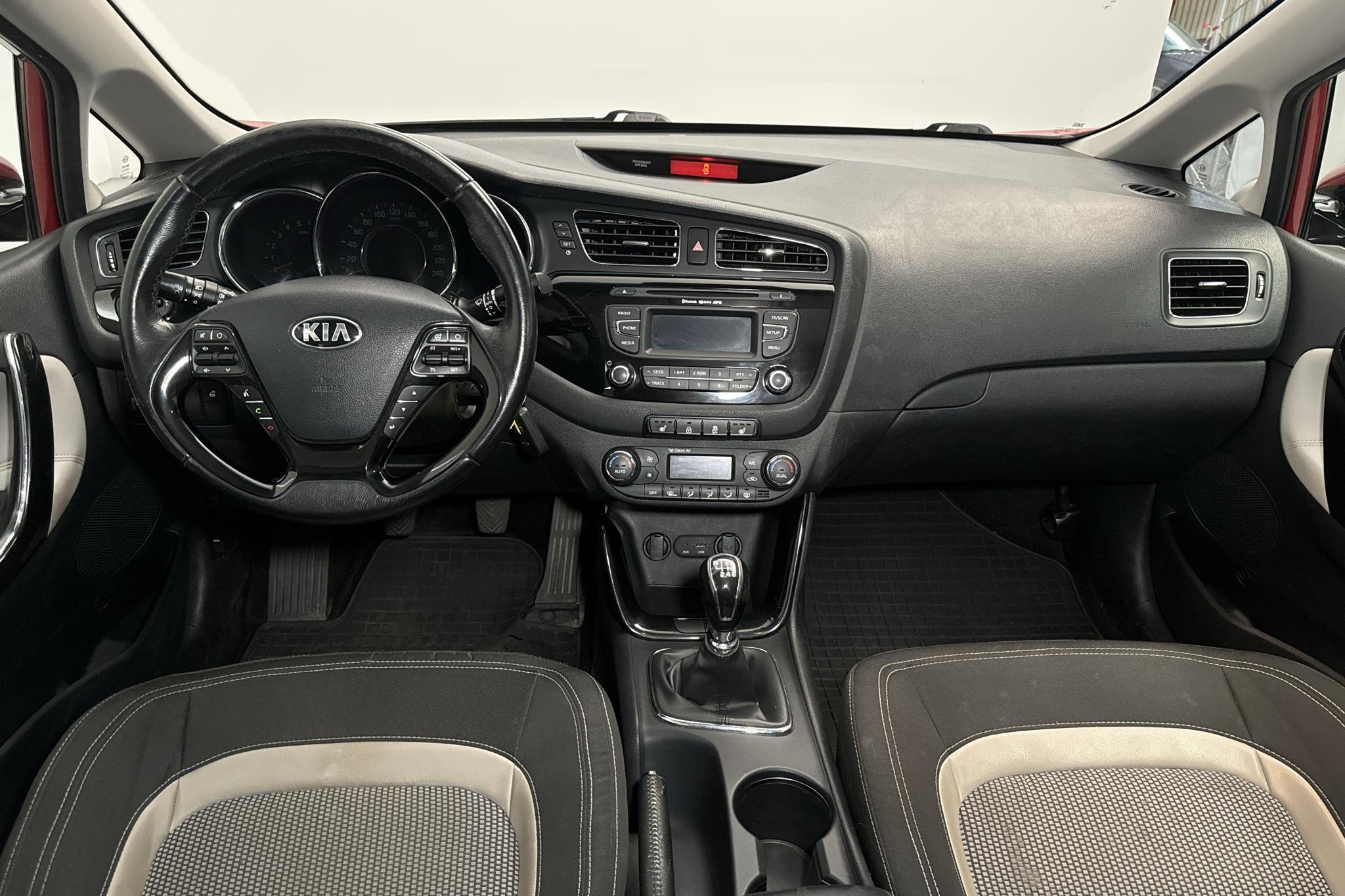 KIA Cee'd 1.6 CRDi SW (128hk) - 195 590 km - Manuaalinen - punainen - 2013