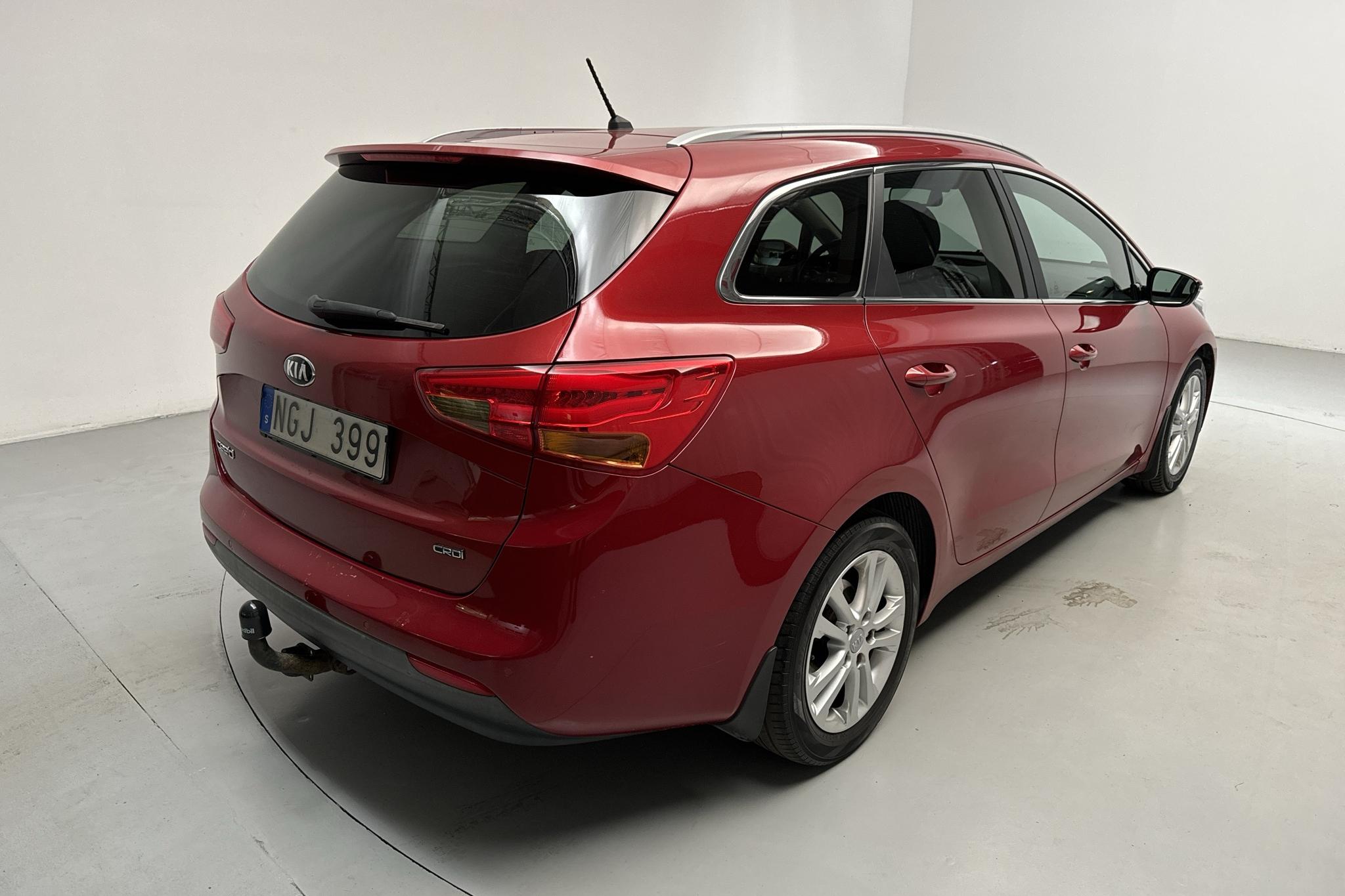 KIA Cee'd 1.6 CRDi SW (128hk) - 195 590 km - Manualna - czerwony - 2013